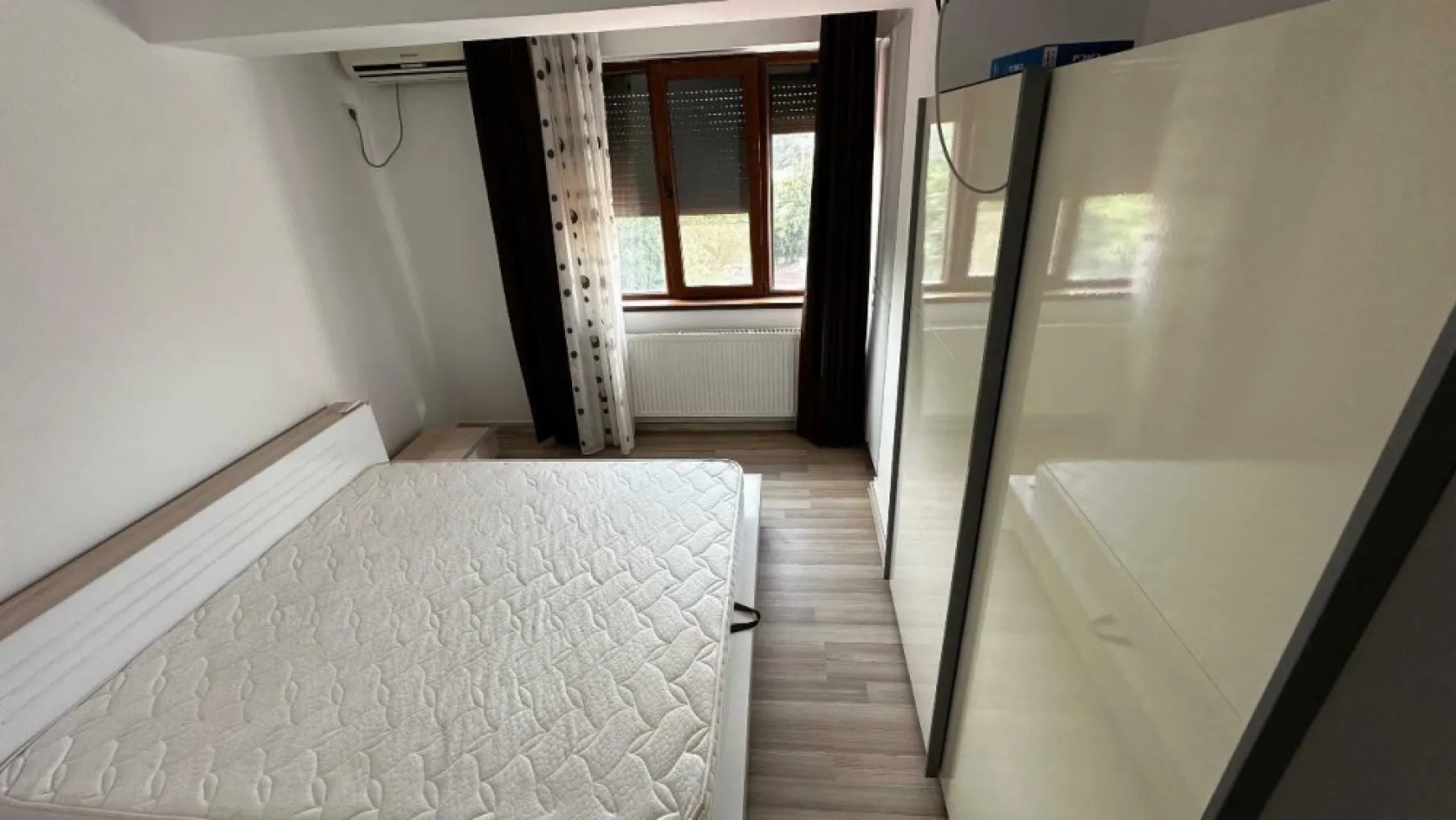 Apartament Damaroaia 3 camere 101 utili parcare subteran+Boxa Direct Proprietar - Blocul are 4 etaje + lift. Apartamentul se vinde mobilat (intreaga mobila de bucatarie a fost achizitionata de la Kika si este in stare perfecta, dormitoare plus dressingurile (care au fost facute custom made), paturile, plus aparatele de AC, hota bucatarie, etc) Apartamentul se vinde impreuna cu locul de PARCARE subteran (subsol) plus BOXA, aferenta apartamentului, toate in acelasi pret de 239.999 euro. Ma puteti contacta direct pe numarul meu de telefon: