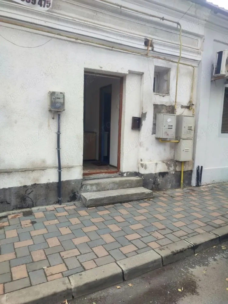 Spatiu com zona Palas str sf Andrei - Pe strada sf.Andrei langa Palas Campus sp. comercial ,reprezentat de un corp de casa 2 camere,baie,52mp,cu intrare directa din strada sf Andrei,ideala ca birou,cabinet,salon infrumusetare,laborator patiserie,