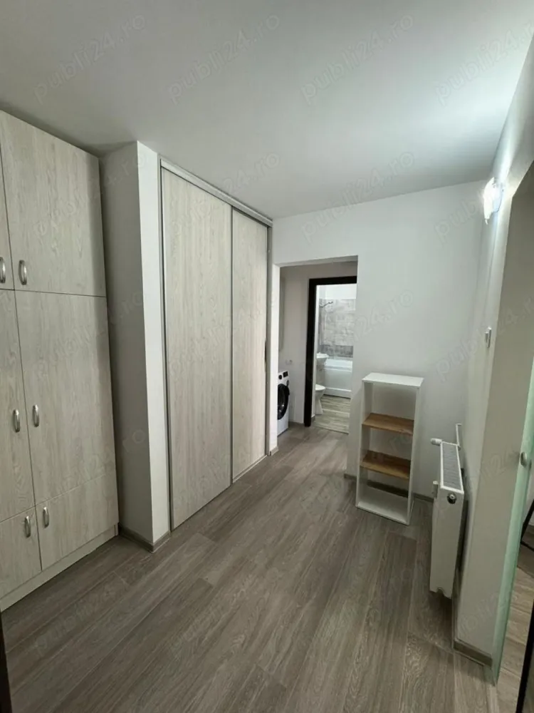 Proprietar ofer spre inchiriere apartament 2 camere - Ofer spre închiriere apartament, etaj 1 din 4, cu 2 camere decomandat, renovat total, mobilat și utilat cu totul nou, la prima închiriere, în apropierea Pieței Gorjului și Metrou Gorjului la distanță de 5 minute, acces rapid și la celelalte mijloace de transport în comun. Apartamentul este utilat cu electrocasnice noi: aragaz cu cuptor marca BOSCH, frigider, hota, mașina de spălat, 2 AC, televizior, etc. Baia este de asemeni complet renovată și utilată cu totul nou, la prima folosire, cu utilități și finisaje de lux. Apartamentul are geamuri termopan, uși interioare noi, ușa de la intrare metalică nouă, balconul este complet închis. Apartamentul este disponibil pentru închiriere imediată, are loc de parcare auto. Prețul de închiriere este de 550 EUR cu plata unei garanții în avans. Pot oferi mai multe foto pe WhatsApp. În cazul prezentării de oferte din partea agențiilor imobiliare, eu hotărăsc cui voi închiria apartamentul.