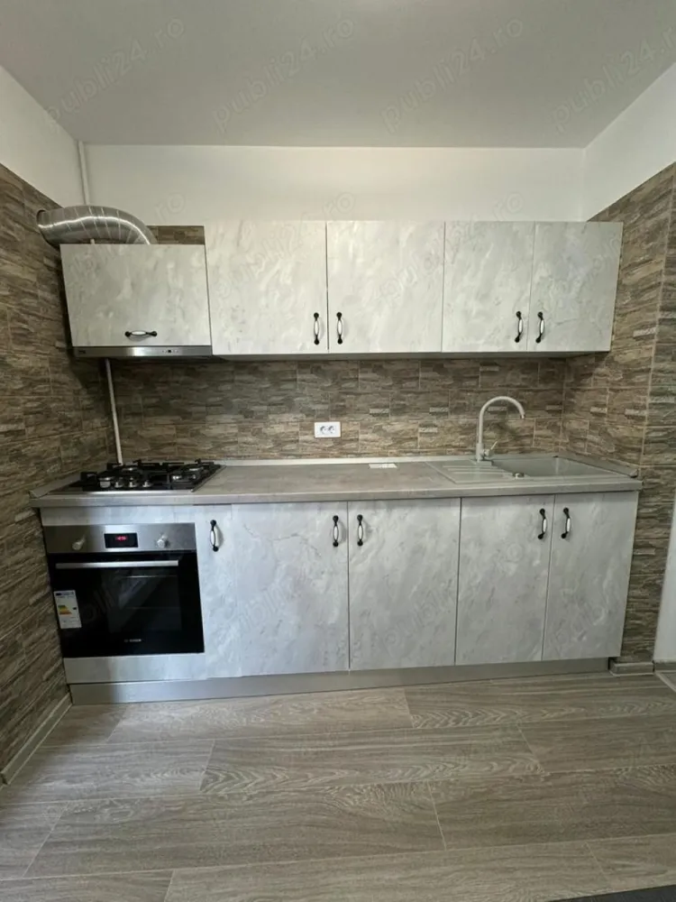 Proprietar ofer spre inchiriere apartament 2 camere - Ofer spre închiriere apartament, etaj 1 din 4, cu 2 camere decomandat, renovat total, mobilat și utilat cu totul nou, la prima închiriere, în apropierea Pieței Gorjului și Metrou Gorjului la distanță de 5 minute, acces rapid și la celelalte mijloace de transport în comun. Apartamentul este utilat cu electrocasnice noi: aragaz cu cuptor marca BOSCH, frigider, hota, mașina de spălat, 2 AC, televizior, etc. Baia este de asemeni complet renovată și utilată cu totul nou, la prima folosire, cu utilități și finisaje de lux. Apartamentul are geamuri termopan, uși interioare noi, ușa de la intrare metalică nouă, balconul este complet închis. Apartamentul este disponibil pentru închiriere imediată, are loc de parcare auto. Prețul de închiriere este de 550 EUR cu plata unei garanții în avans. Pot oferi mai multe foto pe WhatsApp. În cazul prezentării de oferte din partea agențiilor imobiliare, eu hotărăsc cui voi închiria apartamentul.