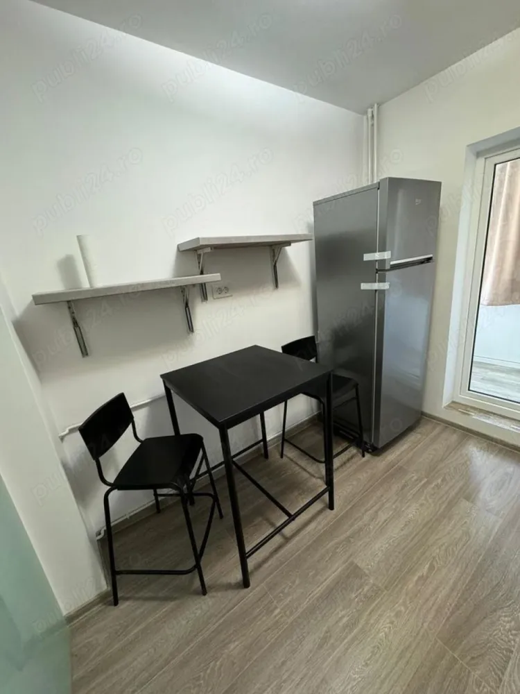 Proprietar ofer spre inchiriere apartament 2 camere - Ofer spre închiriere apartament, etaj 1 din 4, cu 2 camere decomandat, renovat total, mobilat și utilat cu totul nou, la prima închiriere, în apropierea Pieței Gorjului și Metrou Gorjului la distanță de 5 minute, acces rapid și la celelalte mijloace de transport în comun. Apartamentul este utilat cu electrocasnice noi: aragaz cu cuptor marca BOSCH, frigider, hota, mașina de spălat, 2 AC, televizior, etc. Baia este de asemeni complet renovată și utilată cu totul nou, la prima folosire, cu utilități și finisaje de lux. Apartamentul are geamuri termopan, uși interioare noi, ușa de la intrare metalică nouă, balconul este complet închis. Apartamentul este disponibil pentru închiriere imediată, are loc de parcare auto. Prețul de închiriere este de 550 EUR cu plata unei garanții în avans. Pot oferi mai multe foto pe WhatsApp. În cazul prezentării de oferte din partea agențiilor imobiliare, eu hotărăsc cui voi închiria apartamentul.