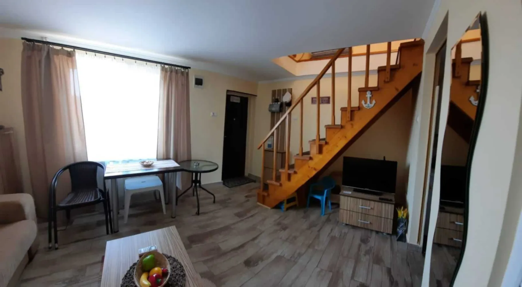 Vand doua apartamente in Mamaia-Nord - Direct proprietar, va propun oferta cumpararii unei afaceri sezoniere la cheie cu vad deja format. Mentionez ca este vorba despre doua apartamente de tip duplex cu intrari separate, ele sunt construite in oglinda si se afla la acelasi etaj. Un apartament este alcatuit din: sufragerie, dormitor, bucatarie si baie. Acestea au centrala proprie pe gaz, precum si apometre+ contoare separate. Distanta de la apartamente pana la plaja este foarte mica, se traverseaza strada si se merge drept pana pe plaja, aproximativ 3 minute. Chiar in fata apartamentelor se afla un mini-market si, la scurta distanta, restaurante precum Scoica Land, La Peste, Hanul Piratilor si magazine precum Lidl, Mega Image si un Supermarket non-stop. Universitatea Ovidius se afla la o distanta de 20 de minute cu masina sau prin transport in comun, statia de autobuz JTA fiind foarte aproape de aparatmente, se merge in jur de 3-4 minute pe jos. Un aspect important ar fi faptul ca se vand doar impreuna. Rog si ofer seriozitate. Pentru detalii: 07******21