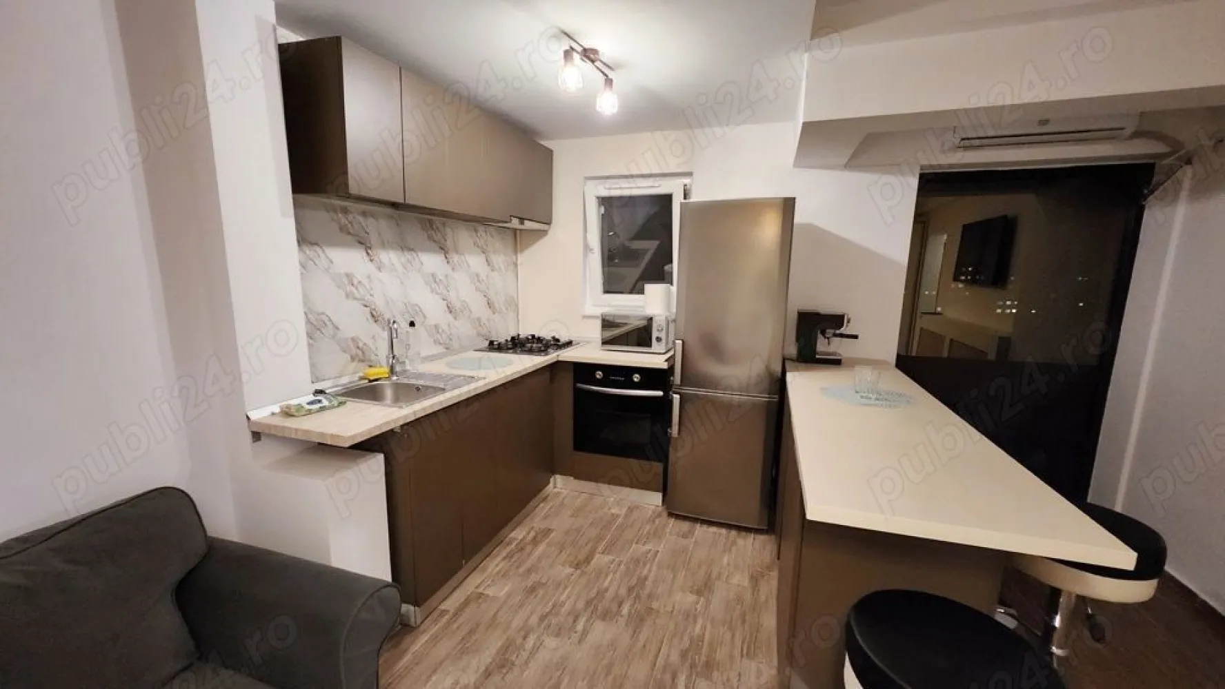 Ofer spre inchiriere ap cu 2 camere Aparatorii Patriei - Ofer spre închiriere un frumos apartament de 2 camere situat în zona Berceni, Apărătorii Patriei, pe strada Moldoviței. Apartamentul se află la etajul 10 dintr-un bloc de 10 etaje și este proaspăt renovat, gata pentru mutare imediată. Este complet mobilat și utilat, dotat cu tot ce aveți nevoie: mobilă modernă, televizoare, mașină de spălat, cuptor electric, cuptor cu microunde, plită pe gaze, hotă, aparat de cafea și aer condiționat. Zona este liniștită, cu facilități excelente în apropiere: școală, grădiniță, magazin la parterul blocului, Mega Image vis-a-vis, STB în proximitate și doar 2 minute până la stația de metrou Apărătorii Patriei. Easybox disponibil în zonă. Preț: 500 euro lună. Se solicită avans 1 lună + 1 lună garanție. Contract de închiriere. Disponibil oricând pentru vizionare și mutare.