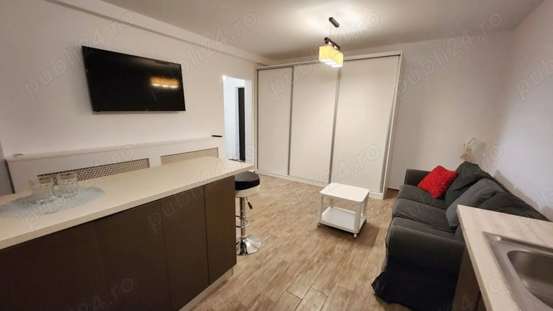 Ofer spre inchiriere ap cu 2 camere Aparatorii Patriei - Ofer spre închiriere un frumos apartament de 2 camere situat în zona Berceni, Apărătorii Patriei, pe strada Moldoviței. Apartamentul se află la etajul 10 dintr-un bloc de 10 etaje și este proaspăt renovat, gata pentru mutare imediată. Este complet mobilat și utilat, dotat cu tot ce aveți nevoie: mobilă modernă, televizoare, mașină de spălat, cuptor electric, cuptor cu microunde, plită pe gaze, hotă, aparat de cafea și aer condiționat. Zona este liniștită, cu facilități excelente în apropiere: școală, grădiniță, magazin la parterul blocului, Mega Image vis-a-vis, STB în proximitate și doar 2 minute până la stația de metrou Apărătorii Patriei. Easybox disponibil în zonă. Preț: 500 euro lună. Se solicită avans 1 lună + 1 lună garanție. Contract de închiriere. Disponibil oricând pentru vizionare și mutare.