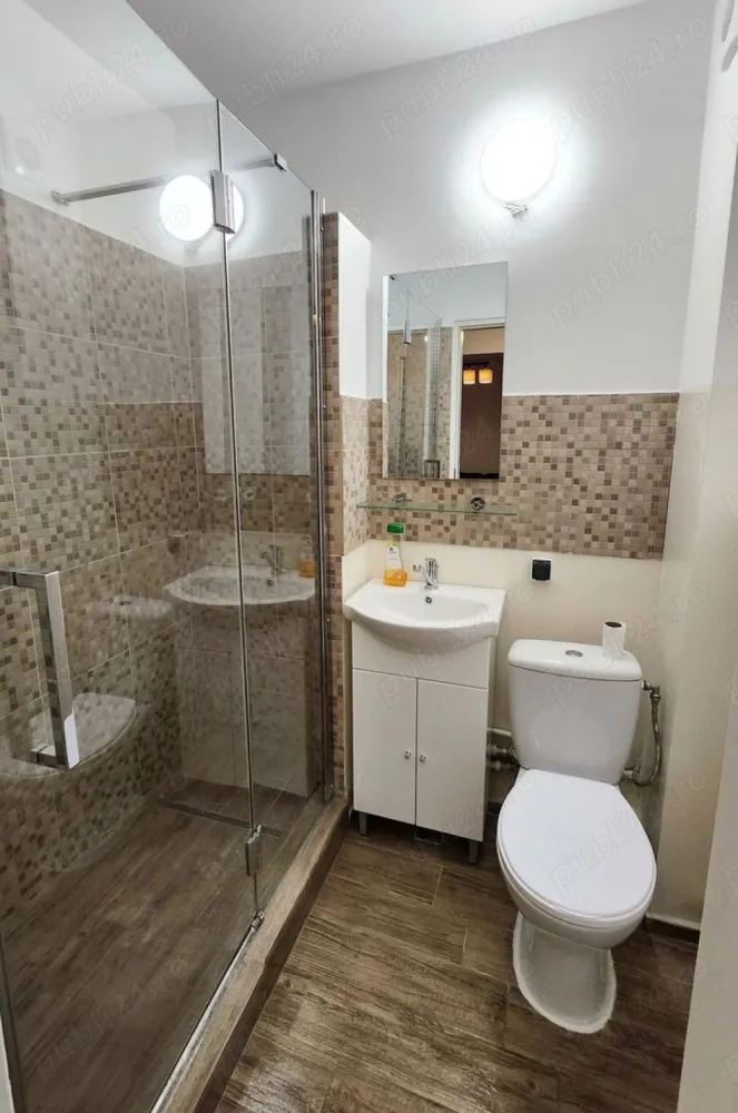 Ofer spre inchiriere ap cu 2 camere Aparatorii Patriei - Ofer spre închiriere un frumos apartament de 2 camere situat în zona Berceni, Apărătorii Patriei, pe strada Moldoviței. Apartamentul se află la etajul 10 dintr-un bloc de 10 etaje și este proaspăt renovat, gata pentru mutare imediată. Este complet mobilat și utilat, dotat cu tot ce aveți nevoie: mobilă modernă, televizoare, mașină de spălat, cuptor electric, cuptor cu microunde, plită pe gaze, hotă, aparat de cafea și aer condiționat. Zona este liniștită, cu facilități excelente în apropiere: școală, grădiniță, magazin la parterul blocului, Mega Image vis-a-vis, STB în proximitate și doar 2 minute până la stația de metrou Apărătorii Patriei. Easybox disponibil în zonă. Preț: 500 euro lună. Se solicită avans 1 lună + 1 lună garanție. Contract de închiriere. Disponibil oricând pentru vizionare și mutare.