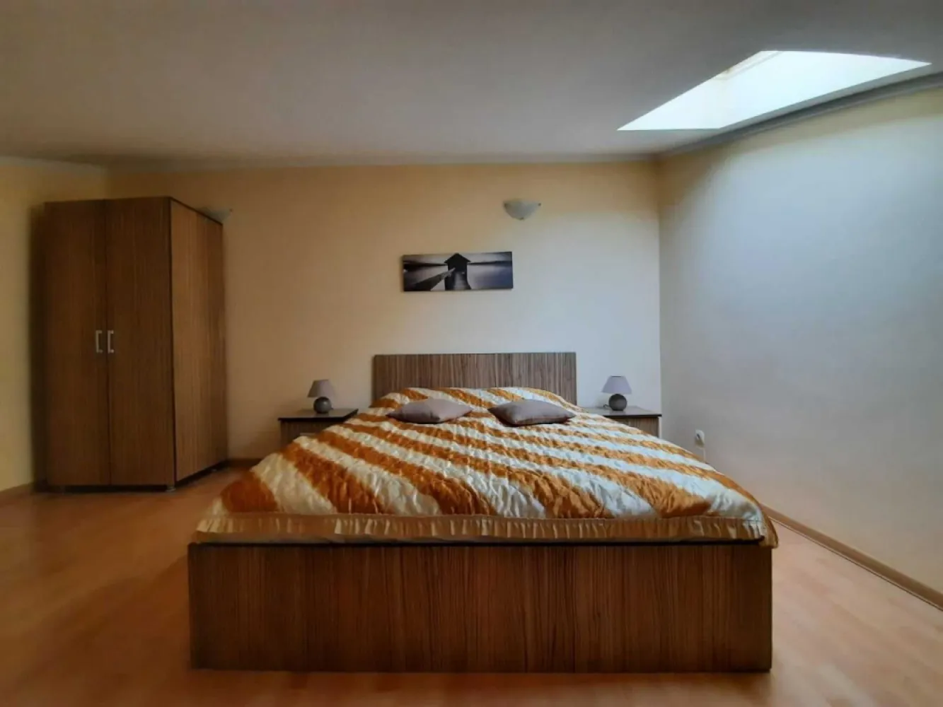 Vand doua apartamente in Mamaia-Nord - Direct proprietar, va propun oferta cumpararii unei afaceri sezoniere la cheie cu vad deja format. Mentionez ca este vorba despre doua apartamente de tip duplex cu intrari separate, ele sunt construite in oglinda si se afla la acelasi etaj. Un apartament este alcatuit din: sufragerie, dormitor, bucatarie si baie. Acestea au centrala proprie pe gaz, precum si apometre+ contoare separate. Distanta de la apartamente pana la plaja este foarte mica, se traverseaza strada si se merge drept pana pe plaja, aproximativ 3 minute. Chiar in fata apartamentelor se afla un mini-market si, la scurta distanta, restaurante precum Scoica Land, La Peste, Hanul Piratilor si magazine precum Lidl, Mega Image si un Supermarket non-stop. Universitatea Ovidius se afla la o distanta de 20 de minute cu masina sau prin transport in comun, statia de autobuz JTA fiind foarte aproape de aparatmente, se merge in jur de 3-4 minute pe jos. Un aspect important ar fi faptul ca se vand doar impreuna. Rog si ofer seriozitate. Pentru detalii: 07******21
