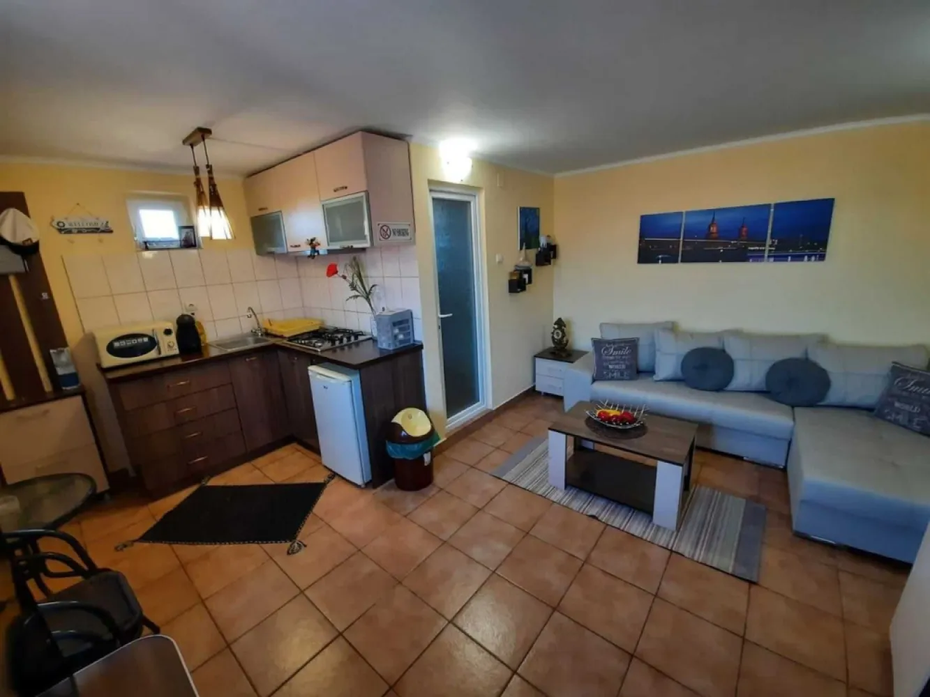 Vand doua apartamente in Mamaia-Nord - Direct proprietar, va propun oferta cumpararii unei afaceri sezoniere la cheie cu vad deja format. Mentionez ca este vorba despre doua apartamente de tip duplex cu intrari separate, ele sunt construite in oglinda si se afla la acelasi etaj. Un apartament este alcatuit din: sufragerie, dormitor, bucatarie si baie. Acestea au centrala proprie pe gaz, precum si apometre+ contoare separate. Distanta de la apartamente pana la plaja este foarte mica, se traverseaza strada si se merge drept pana pe plaja, aproximativ 3 minute. Chiar in fata apartamentelor se afla un mini-market si, la scurta distanta, restaurante precum Scoica Land, La Peste, Hanul Piratilor si magazine precum Lidl, Mega Image si un Supermarket non-stop. Universitatea Ovidius se afla la o distanta de 20 de minute cu masina sau prin transport in comun, statia de autobuz JTA fiind foarte aproape de aparatmente, se merge in jur de 3-4 minute pe jos. Un aspect important ar fi faptul ca se vand doar impreuna. Rog si ofer seriozitate. Pentru detalii: 07******21