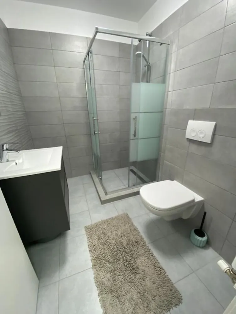 Direct Dezvoltator Promotie Studio 53 mp Comision 0% Mamaia Nord Casa del Mar - Direct Dezvoltator pune la vanzare tip 2 Camere cu o suprafata utila totala de 83 mp dintre care o terasa spatioasa de 17 mp , cu disponibilitati pe fiecare etaj avand preturi diferite . Apartamentul este situat intr-un ansamblu construit in anul 2022 fiind compus din 9 etaje . Pret. parter- 79.000 Euro +TVA Etaje superioare 115.350 Euro +TVA Cu acces rapid la toate punctele „fierbinți” din Mamaia Nord: Nuba Beach Club, LOFT, Crazy Beach, Fratelli Beach & Club, Breeze, complexul este totuși amplasat optim, fiind ferit de agitație și zgomot, astfel încât să te bucuri de o experiență cât mai relaxantă la malul mării. Apartamentele din Casa del Mar sunt variate, astfel vei putea găsi cu ușurință cea mai bună opțiune pentru tine și familia ta: studiouri și apartamente cu 2 și 3 camere -Terase generoase ondulate cu spaţii vitrate largi şi vedere către mare;- Sistem smart house optional; -Jaluzeleelectrice; -Centrală termică pe gaz - 2 băi; -Parcare subterană şi exterioară; -Curte comuna generoasa; -Incălzire înpardoseala și fatad aventilată în blocurile de pe malul marii; -Piscina in curs de executie. TERMEN MAXIM FINALIZARE FAZE ALE ANSAMBLULUI TERMEN MAXIM FINALIZARE Bloc A – Finalizat 2022; Bloc B – Finalizat 2020; Bloc C – Decembrie 2023; Bloc E – Finalizat 2022; Bloc F – Martie 2024;