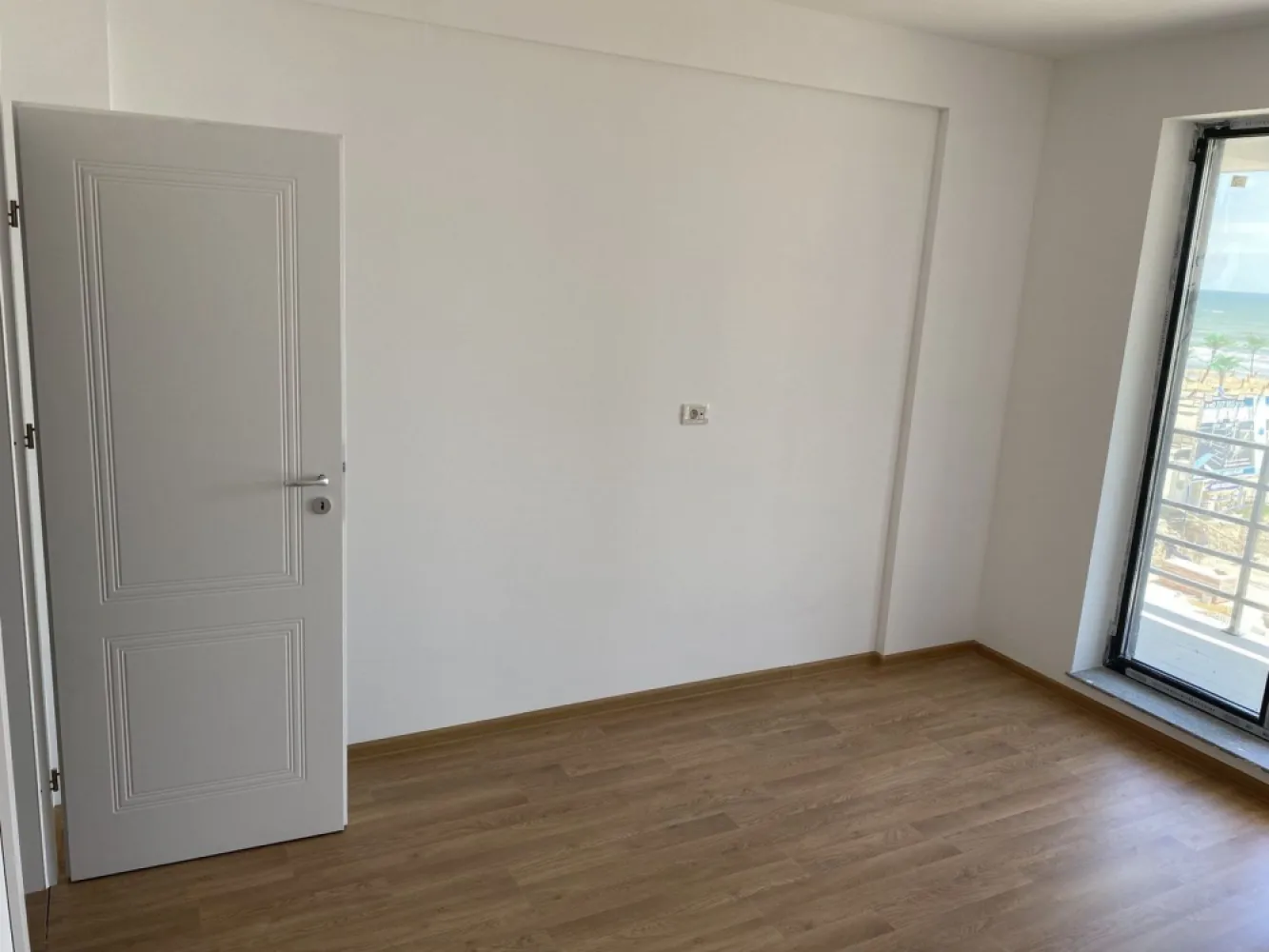 Ag. Eu. vinde Ap. 2 Cam 63 mp Et. 1 Constanta-Mamaia Nord - Agentia Europa vinde apartamentele "la gata" situate in Mamaia Nord, la 30 m de Promenda si plaja D8 , se predau cu urmatoarele dotari: Imobil conectat la toate utilitatile: -apa/canalizare publica -current electric - Centrala termica individuala in condensatie (gaze) *pardoseli casa scarii din granit *lift Schindler 8 persoane ( cu functie : coborare la prima statie in caz de pana curent ) *inaltime camere 2.70-2.75 * Usa de intrare Megadoors Prestige *Usi interioare Porta Doors Decor sau Vector *Geamuri gri antracit Salamander cu geam tripan 4 seasons float, *bai complet utilate pardoseli din gresie portelanata , vas WC suspendat , cabina de dus sau sistem walk-in *glafuri din granit *balcoane, logii largi +locuri de parcare disponibile Preturi incepand de la 80000 euro +tva