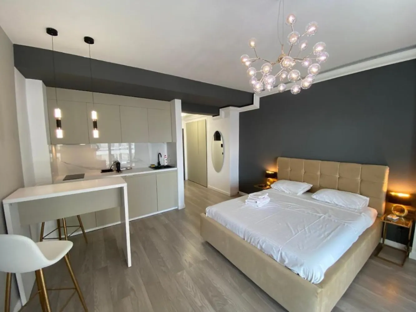 Oferta promo! 2 Cam 90 mp Casa del Mar Mamaia Nord zona cluburi ,langa plaja - Direct Dezvoltator pune la vanzare tip 2 Camere cu o suprafata utila totala de 90 mp dintre care o terasa spatioasa de 20 mp , cu disponibilitati pe fiecare etaj avand preturi diferite . Apartamentul este situat intr-un ansamblu in constructie cu finalizare in Decembrie 2023 fiind compus din 9 etaje . Pret. parter de 91.000 Euro +TVA Etaje superioare 135.850 Euro +TVA Cu acces rapid la toate punctele „fierbinți” din Mamaia Nord: Nuba Beach Club, LOFT, Crazy Beach, Fratelli Beach & Club, Breeze, complexul este totuși amplasat optim, fiind ferit de agitație și zgomot, astfel încât să te bucuri de o experiență cât mai relaxantă la malul mării. Apartamentele din Casa del Mar sunt variate, astfel vei putea găsi cu ușurință cea mai bună opțiune pentru tine și familia ta: studiouri și apartamente cu 2 și 3 camere -Terase generoase ondulate cu spaţii vitrate largi şi vedere către mare;- Sistem smart house optional; -Jaluzeleelectrice; -Centrală termică pe gaz - 2 băi; -Parcare subterană şi exterioară; -Curte comuna generoasa; -Incălzire înpardoseala și fatad aventilată în blocurile de pe malul marii; -Piscina in curs de executie. TERMEN MAXIM FINALIZARE Bloc B – Finalizat 2020; Bloc A – Finalizat 2022; Bloc E – Finalizat 2022; Bloc C – Decembrie 2023; Bloc F – Martie 2024;