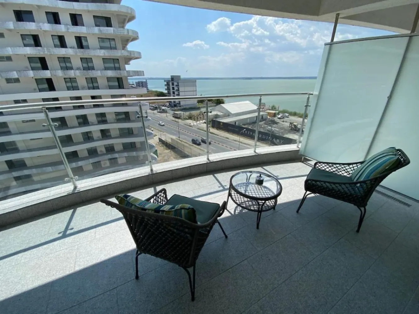 Oferta promo! 2 Cam 90 mp Casa del Mar Mamaia Nord zona cluburi ,langa plaja - Direct Dezvoltator pune la vanzare tip 2 Camere cu o suprafata utila totala de 90 mp dintre care o terasa spatioasa de 20 mp , cu disponibilitati pe fiecare etaj avand preturi diferite . Apartamentul este situat intr-un ansamblu in constructie cu finalizare in Decembrie 2023 fiind compus din 9 etaje . Pret. parter de 91.000 Euro +TVA Etaje superioare 135.850 Euro +TVA Cu acces rapid la toate punctele „fierbinți” din Mamaia Nord: Nuba Beach Club, LOFT, Crazy Beach, Fratelli Beach & Club, Breeze, complexul este totuși amplasat optim, fiind ferit de agitație și zgomot, astfel încât să te bucuri de o experiență cât mai relaxantă la malul mării. Apartamentele din Casa del Mar sunt variate, astfel vei putea găsi cu ușurință cea mai bună opțiune pentru tine și familia ta: studiouri și apartamente cu 2 și 3 camere -Terase generoase ondulate cu spaţii vitrate largi şi vedere către mare;- Sistem smart house optional; -Jaluzeleelectrice; -Centrală termică pe gaz - 2 băi; -Parcare subterană şi exterioară; -Curte comuna generoasa; -Incălzire înpardoseala și fatad aventilată în blocurile de pe malul marii; -Piscina in curs de executie. TERMEN MAXIM FINALIZARE Bloc B – Finalizat 2020; Bloc A – Finalizat 2022; Bloc E – Finalizat 2022; Bloc C – Decembrie 2023; Bloc F – Martie 2024;