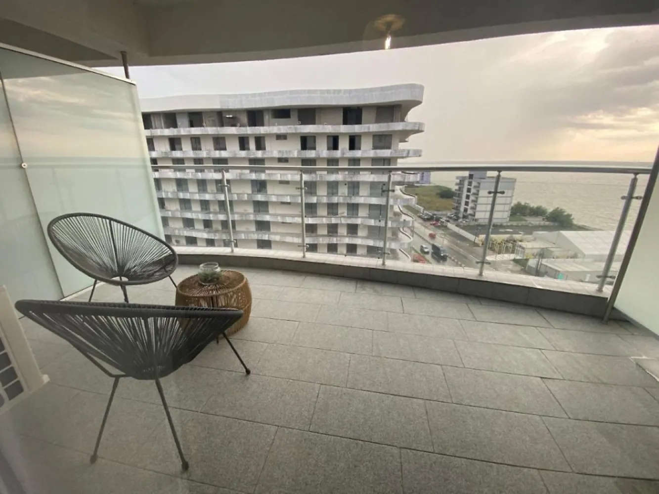 Oferta promo! 2 Cam 90 mp Casa del Mar Mamaia Nord zona cluburi ,langa plaja - Direct Dezvoltator pune la vanzare tip 2 Camere cu o suprafata utila totala de 90 mp dintre care o terasa spatioasa de 20 mp , cu disponibilitati pe fiecare etaj avand preturi diferite . Apartamentul este situat intr-un ansamblu in constructie cu finalizare in Decembrie 2023 fiind compus din 9 etaje . Pret. parter de 91.000 Euro +TVA Etaje superioare 135.850 Euro +TVA Cu acces rapid la toate punctele „fierbinți” din Mamaia Nord: Nuba Beach Club, LOFT, Crazy Beach, Fratelli Beach & Club, Breeze, complexul este totuși amplasat optim, fiind ferit de agitație și zgomot, astfel încât să te bucuri de o experiență cât mai relaxantă la malul mării. Apartamentele din Casa del Mar sunt variate, astfel vei putea găsi cu ușurință cea mai bună opțiune pentru tine și familia ta: studiouri și apartamente cu 2 și 3 camere -Terase generoase ondulate cu spaţii vitrate largi şi vedere către mare;- Sistem smart house optional; -Jaluzeleelectrice; -Centrală termică pe gaz - 2 băi; -Parcare subterană şi exterioară; -Curte comuna generoasa; -Incălzire înpardoseala și fatad aventilată în blocurile de pe malul marii; -Piscina in curs de executie. TERMEN MAXIM FINALIZARE Bloc B – Finalizat 2020; Bloc A – Finalizat 2022; Bloc E – Finalizat 2022; Bloc C – Decembrie 2023; Bloc F – Martie 2024;