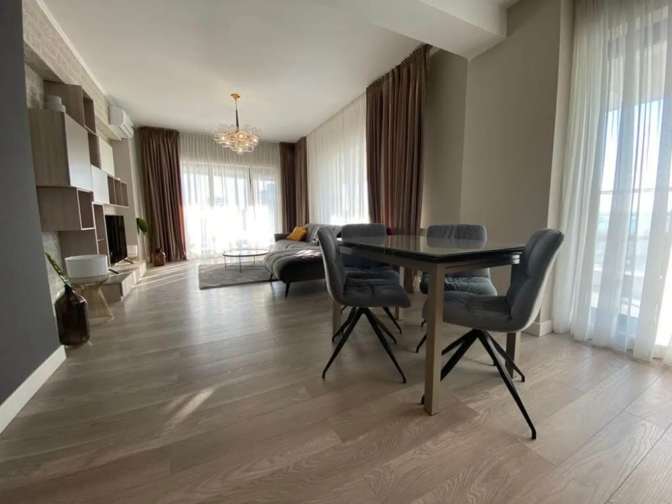Apartament 3 camere 90 mp + Terasa 50 Comision 0 Mamaia Nord Lac Dezvoltator - Direct Dezvoltator pune la vanzare tip apartament 3 camere cu o suprafata utila totala de 140 mp dintre care o terasa spatioasa de 49 mp , cu disponibilitati la parter etaj 2 , 3 , 12, 13 avand preturi diferite . Apartamentul este situat intr-un ansamblu construit in anul 2022 fiind compus din 9 etaje . Pret. parter de 89.000/99.000 Euro +TVA Etaje superioare 174.250 Euro +TVA Cu acces rapid la toate punctele „fierbinți” din Mamaia Nord: Nuba Beach Club, LOFT, Crazy Beach, Fratelli Beach & Club, Breeze, complexul este totuși amplasat optim, fiind ferit de agitație și zgomot, astfel încât să te bucuri de o experiență cât mai relaxantă la malul mării. Apartamentele din Casa del Mar sunt variate, astfel vei putea găsi cu ușurință cea mai bună opțiune pentru tine și familia ta: studiouri și apartamente cu 2 și 3 camere -Terase generoase ondulate cu spaţii vitrate largi şi vedere către mare;- Sistem smart house optional; -Jaluzeleelectrice; -Centrală termică pe gaz -Parcare subterană şi exterioară; -Curte comuna generoasa; -Incălzire înpardoseala și fatad aventilată în blocurile de pe malul marii; -Piscina in curs de executie. TERMEN MAXIM FINALIZARE Bloc B – Finalizat 2020; Bloc A – Finalizat 2022; Bloc E – Finalizat 2022; Bloc C – Decembrie 2023; Bloc F – Martie 2024;
