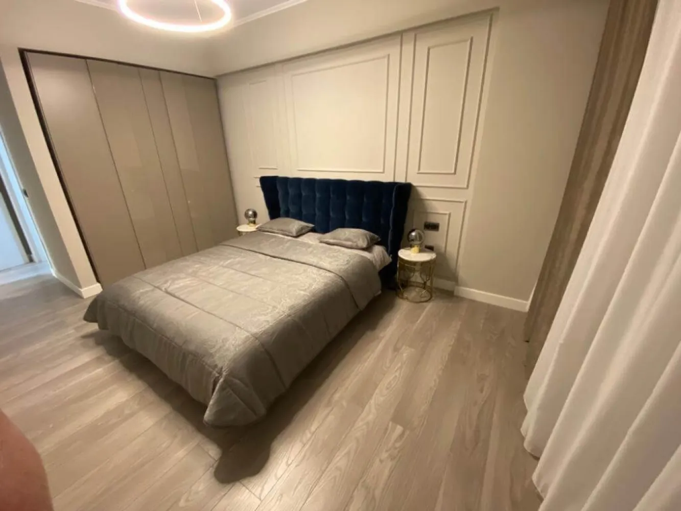 Apartament 3 camere 90 mp + Terasa 50 Comision 0 Mamaia Nord Lac Dezvoltator - Direct Dezvoltator pune la vanzare tip apartament 3 camere cu o suprafata utila totala de 140 mp dintre care o terasa spatioasa de 49 mp , cu disponibilitati la parter etaj 2 , 3 , 12, 13 avand preturi diferite . Apartamentul este situat intr-un ansamblu construit in anul 2022 fiind compus din 9 etaje . Pret. parter de 89.000/99.000 Euro +TVA Etaje superioare 174.250 Euro +TVA Cu acces rapid la toate punctele „fierbinți” din Mamaia Nord: Nuba Beach Club, LOFT, Crazy Beach, Fratelli Beach & Club, Breeze, complexul este totuși amplasat optim, fiind ferit de agitație și zgomot, astfel încât să te bucuri de o experiență cât mai relaxantă la malul mării. Apartamentele din Casa del Mar sunt variate, astfel vei putea găsi cu ușurință cea mai bună opțiune pentru tine și familia ta: studiouri și apartamente cu 2 și 3 camere -Terase generoase ondulate cu spaţii vitrate largi şi vedere către mare;- Sistem smart house optional; -Jaluzeleelectrice; -Centrală termică pe gaz -Parcare subterană şi exterioară; -Curte comuna generoasa; -Incălzire înpardoseala și fatad aventilată în blocurile de pe malul marii; -Piscina in curs de executie. TERMEN MAXIM FINALIZARE Bloc B – Finalizat 2020; Bloc A – Finalizat 2022; Bloc E – Finalizat 2022; Bloc C – Decembrie 2023; Bloc F – Martie 2024;