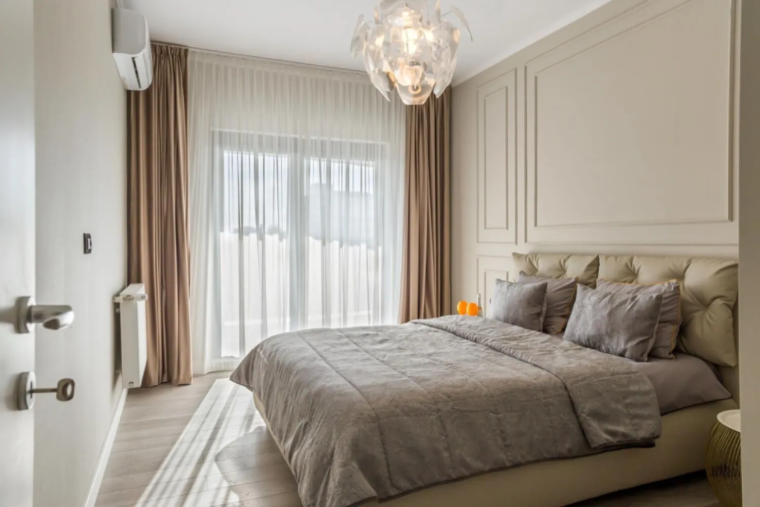 Apartament 3 camere 90 mp + Terasa 50 Comision 0 Mamaia Nord Lac Dezvoltator - Direct Dezvoltator pune la vanzare tip apartament 3 camere cu o suprafata utila totala de 140 mp dintre care o terasa spatioasa de 49 mp , cu disponibilitati la parter etaj 2 , 3 , 12, 13 avand preturi diferite . Apartamentul este situat intr-un ansamblu construit in anul 2022 fiind compus din 9 etaje . Pret. parter de 89.000/99.000 Euro +TVA Etaje superioare 174.250 Euro +TVA Cu acces rapid la toate punctele „fierbinți” din Mamaia Nord: Nuba Beach Club, LOFT, Crazy Beach, Fratelli Beach & Club, Breeze, complexul este totuși amplasat optim, fiind ferit de agitație și zgomot, astfel încât să te bucuri de o experiență cât mai relaxantă la malul mării. Apartamentele din Casa del Mar sunt variate, astfel vei putea găsi cu ușurință cea mai bună opțiune pentru tine și familia ta: studiouri și apartamente cu 2 și 3 camere -Terase generoase ondulate cu spaţii vitrate largi şi vedere către mare;- Sistem smart house optional; -Jaluzeleelectrice; -Centrală termică pe gaz -Parcare subterană şi exterioară; -Curte comuna generoasa; -Incălzire înpardoseala și fatad aventilată în blocurile de pe malul marii; -Piscina in curs de executie. TERMEN MAXIM FINALIZARE Bloc B – Finalizat 2020; Bloc A – Finalizat 2022; Bloc E – Finalizat 2022; Bloc C – Decembrie 2023; Bloc F – Martie 2024;
