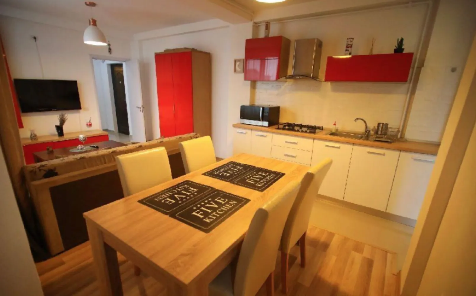 Apartament 2 cam. 45 mp utili et. 4/5 An 2017 Mamaia nord aproape de plaja - Agentia Europa vinde apartament 2 camere, etaj 4/5, cu bucatarie openspace, pe str T2, Mamaia Nord, in apropiere de Lidl. Promenada este doar la 700 m. Intrare separata din holul de la intrare in dormitor, baie sau sufragerie cu bucatarie open space. Apartamentul este mobilat, utilat, centrala termica pe gaz, aer conditionat si se prezinta in stare impecabila. Blocul este dotat cu lift, interfon si o gradina unde se poate face gratar. Zona linistita, vedere ce nu poate fi obturata de constructii. Viitorul proprietar trebuie sa-si aduca doar obiectele personale.