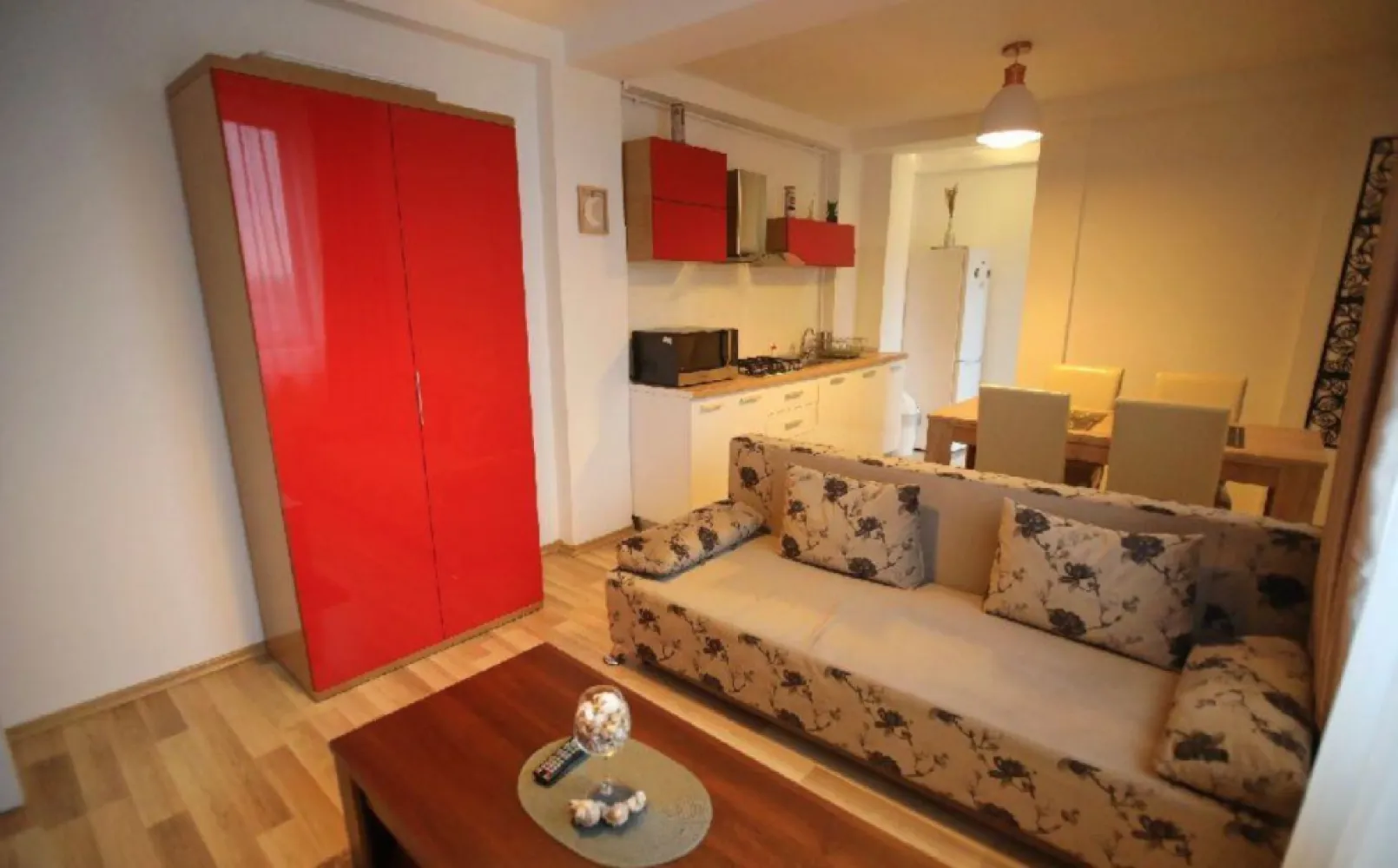 Apartament 2 cam. 45 mp utili et. 4/5 An 2017 Mamaia nord aproape de plaja - Agentia Europa vinde apartament 2 camere, etaj 4/5, cu bucatarie openspace, pe str T2, Mamaia Nord, in apropiere de Lidl. Promenada este doar la 700 m. Intrare separata din holul de la intrare in dormitor, baie sau sufragerie cu bucatarie open space. Apartamentul este mobilat, utilat, centrala termica pe gaz, aer conditionat si se prezinta in stare impecabila. Blocul este dotat cu lift, interfon si o gradina unde se poate face gratar. Zona linistita, vedere ce nu poate fi obturata de constructii. Viitorul proprietar trebuie sa-si aduca doar obiectele personale.