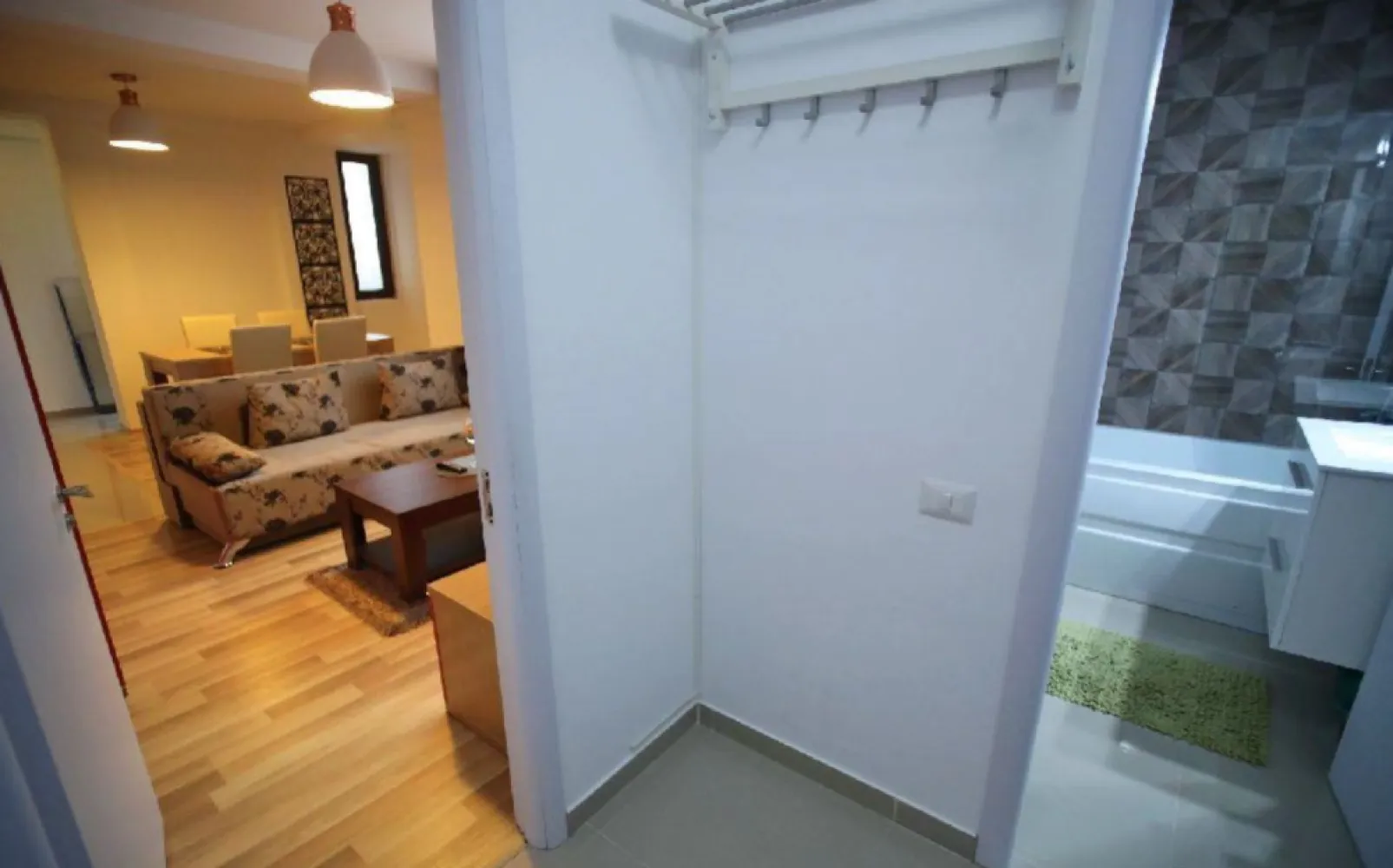 Apartament 2 cam. 45 mp utili et. 4/5 An 2017 Mamaia nord aproape de plaja - Agentia Europa vinde apartament 2 camere, etaj 4/5, cu bucatarie openspace, pe str T2, Mamaia Nord, in apropiere de Lidl. Promenada este doar la 700 m. Intrare separata din holul de la intrare in dormitor, baie sau sufragerie cu bucatarie open space. Apartamentul este mobilat, utilat, centrala termica pe gaz, aer conditionat si se prezinta in stare impecabila. Blocul este dotat cu lift, interfon si o gradina unde se poate face gratar. Zona linistita, vedere ce nu poate fi obturata de constructii. Viitorul proprietar trebuie sa-si aduca doar obiectele personale.