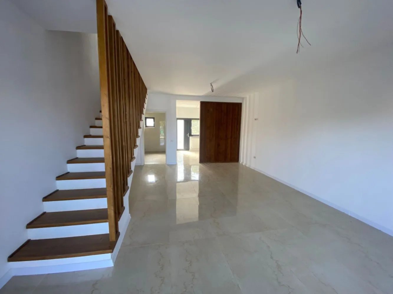 Duplex de vânzare 110 MP An. 2023 in Com Lumina Constanta - Duplex modern de vânzare in Com Lumina la strada principala, 110 mp utili, finalizat la cheie, racordat la toate utilitățile.