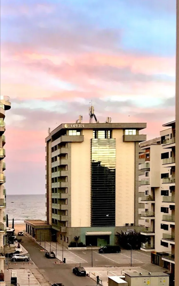 Studio de vanzare 40 mp Et. 3/4 Mamaia nord Twin Rezidence aproape de plaja - Agentia Europa ofera spre vanzare apartament decomandat cu vedere la mare, situat in Mamaia Nord, zona Opera, in apropierea cluburilor Loft, Nuba, etc situat la etajul 3/4 intr-un ansamblu rezidential construit in anul 2017 numit Twin Rezidence . Locuinta este mobilata si utilata pana la cel mai mic detaliu cu mobilier si obiecte de cea mai buna calitate. Pozitionat pe partea cu marea, (aprox. 50 m fata de plaja) in zona VIP, complexul beneficiaza de parcare privata cu bariere, lift silentios, supraveghere video interior - exterior. Strada asfaltata , infrastructura finalizata, fara santiere sau terenuri virane. centrala termica gaze individuala, AC inverter, contorizare individuala.... toate dotarile necesare . Pretabil pentru inchiriere in regim hotelier sau casa de vacanta. Se vinde mobilat si utilat, astfel incat va aduceti doar hainele si va puteti bucura de noua dvs casa de pe malul marii. Costuri de administrare si intretinere mici. Acte la zi, disponibil imediat