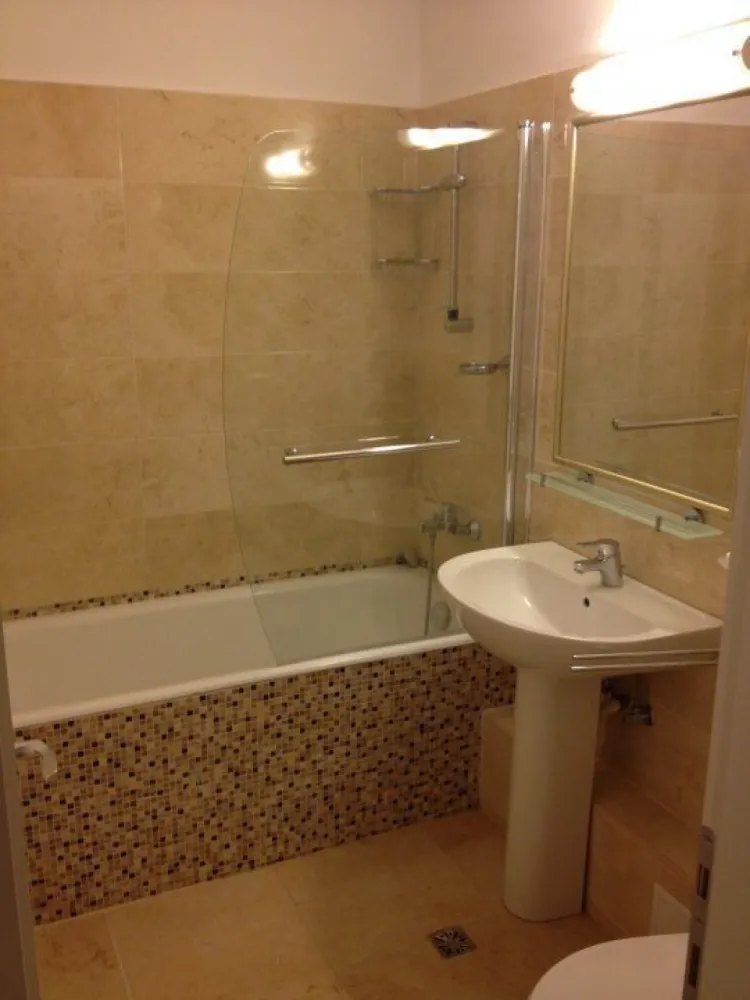 Particular inchiriez apartament Stefan cel Mare (spitalul de urgenta floreasca) - Inchiriez apartament Stefan cel Mare (vis a vis de spitalul de urgenta floreasca) 2 camere, semidecomandat, etaj 4/10, renovat, mobilat, bucatarie utilata, masina de spalat rufe, masina de spalat vase, aer conditionat, usi culisante sufragerie. Zona foarte linistita. Pret 550 eur negociabil. Disponibil de la 1 decembrie 2024
