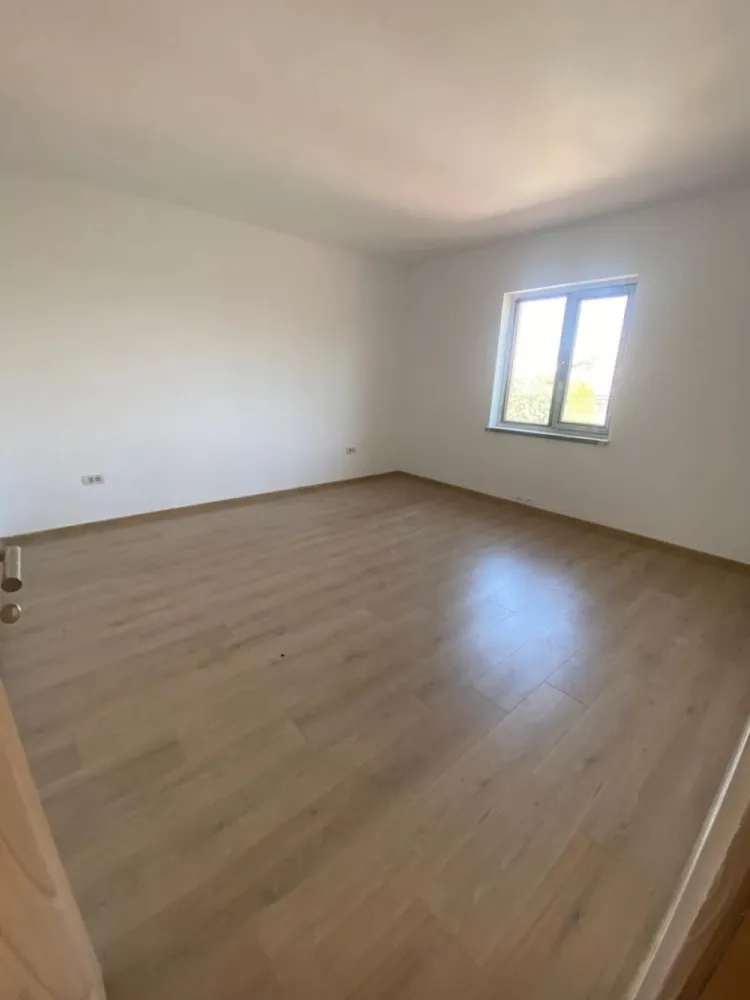 Casa P+1 Tip Duplex de vanzare 120 mp An 2023 Constanta Comuna Lumina - 4 Case de vanzare de tip duplex, aflate in Com Lumina intr o zona linistita, recent finalizate la cheie și racordate la toate utilitățile, casele au suprafața utila de 120 mp- parter plus etaj, fiecare casa are spațiu de parcare in fata casei și terasa privată in spate pentru grătar , structura de rezistența a caselor este foarte solida, temelia are 1,70 m adâncime, casele au acoperiș din tigla ceramica, bazie din lemn natural finisat și lăcuit, balustrade din fier forjat