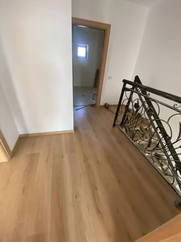 Casa P+1 Tip Duplex de vanzare 120 mp An 2023 Constanta Comuna Lumina - 4 Case de vanzare de tip duplex, aflate in Com Lumina intr o zona linistita, recent finalizate la cheie și racordate la toate utilitățile, casele au suprafața utila de 120 mp- parter plus etaj, fiecare casa are spațiu de parcare in fata casei și terasa privată in spate pentru grătar , structura de rezistența a caselor este foarte solida, temelia are 1,70 m adâncime, casele au acoperiș din tigla ceramica, bazie din lemn natural finisat și lăcuit, balustrade din fier forjat