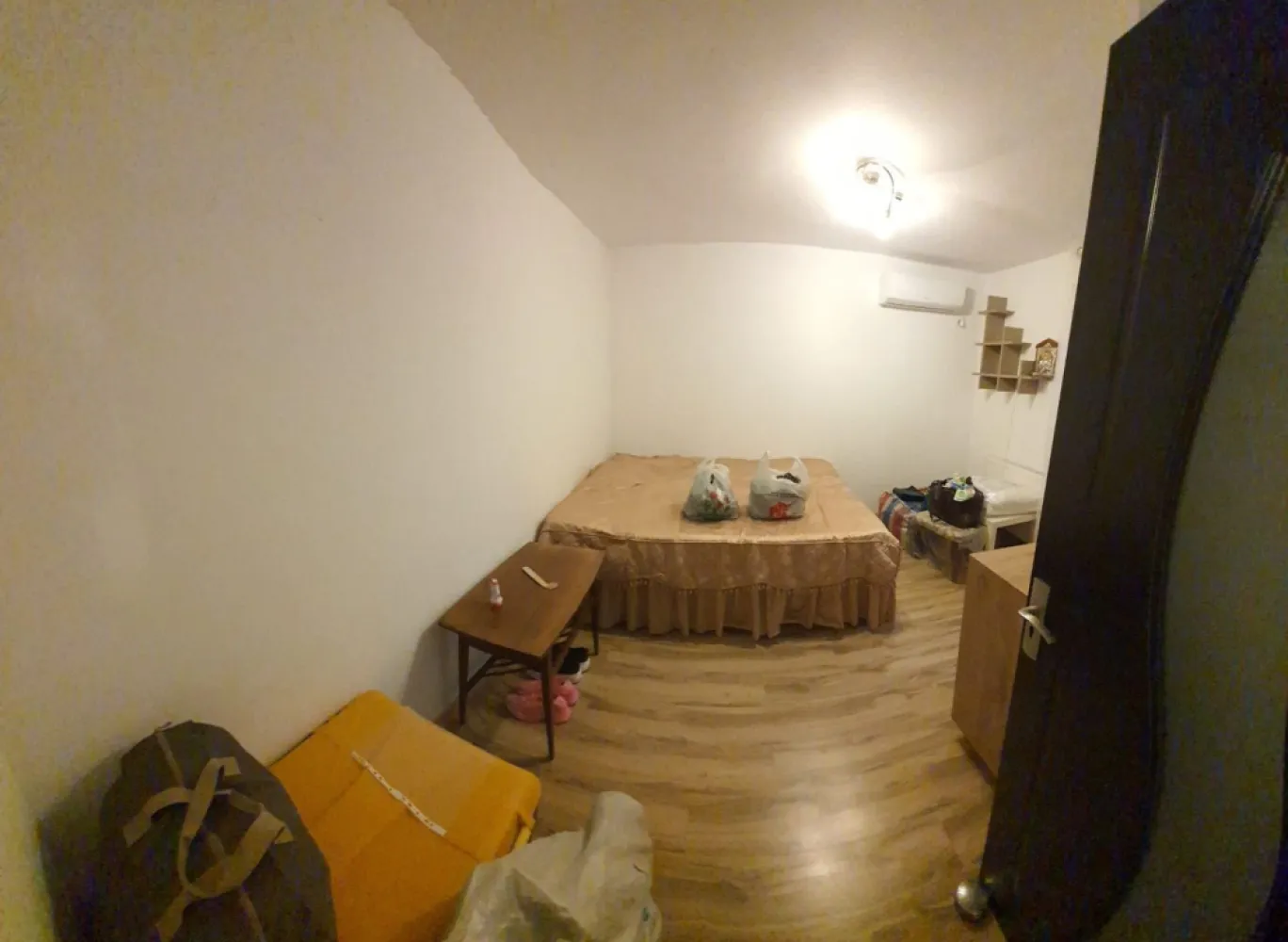 ageuropa.ro vinde VILA NOUA cu 4 cam. in POPESTI, Dimitrie Leonida. - Agenția EUROPA vinde VILA NOUA , insiruita capat, P+1+pod 4 camere, gata de mutat la 10 min.distanta fata de metrou. Parter: living deosebit, bucatarie inchisa cu iesire in curte, grup sanitar. Etaj: 1 dormitoare si un dressing mare care poate fi amenajat ca al3lea dormitor si o baie cu geam. Pod: nu este amenajat dar este utilizabil ca si spatiu de depozitare. Vila are in dotare toate utilitatile: centrala proprie pe gaz, aer conditionat.