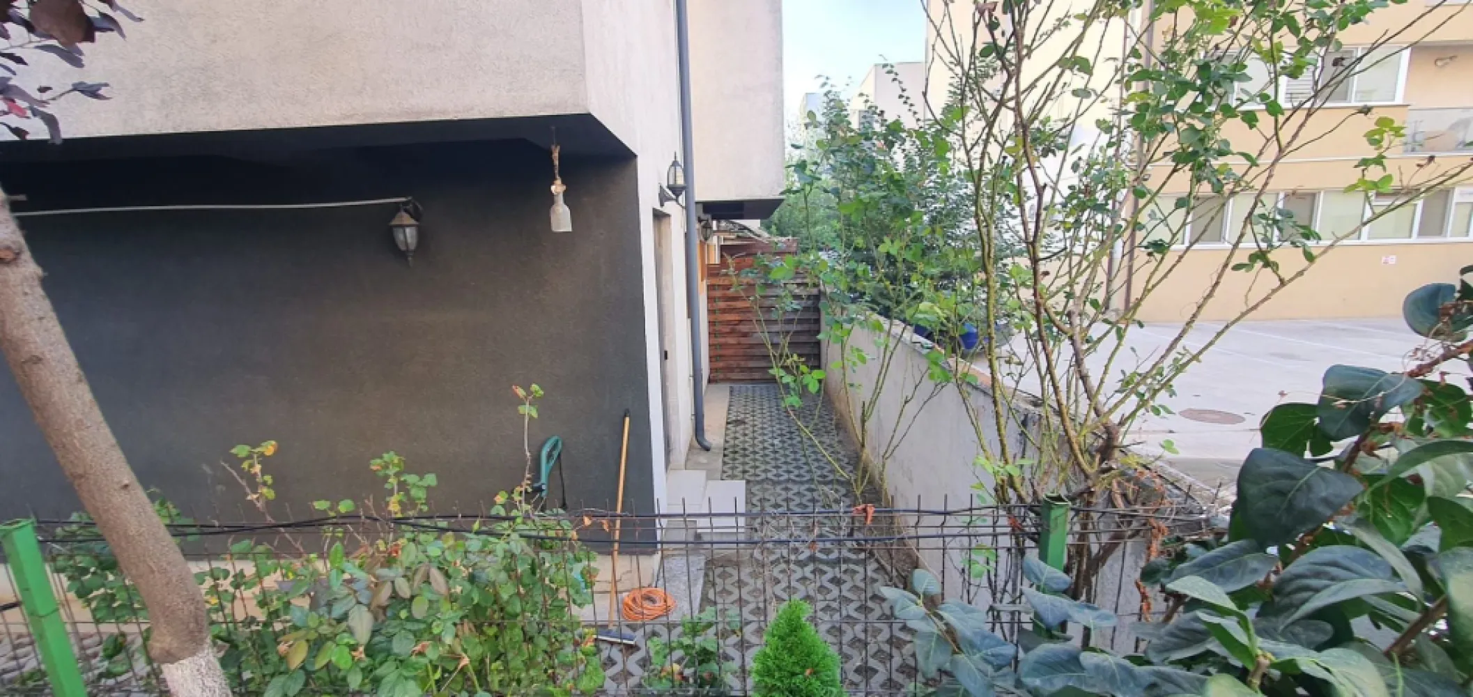 ageuropa.ro vinde VILA NOUA cu 4 cam. in POPESTI, Dimitrie Leonida. - Agenția EUROPA vinde VILA NOUA , insiruita capat, P+1+pod 4 camere, gata de mutat la 10 min.distanta fata de metrou. Parter: living deosebit, bucatarie inchisa cu iesire in curte, grup sanitar. Etaj: 1 dormitoare si un dressing mare care poate fi amenajat ca al3lea dormitor si o baie cu geam. Pod: nu este amenajat dar este utilizabil ca si spatiu de depozitare. Vila are in dotare toate utilitatile: centrala proprie pe gaz, aer conditionat.