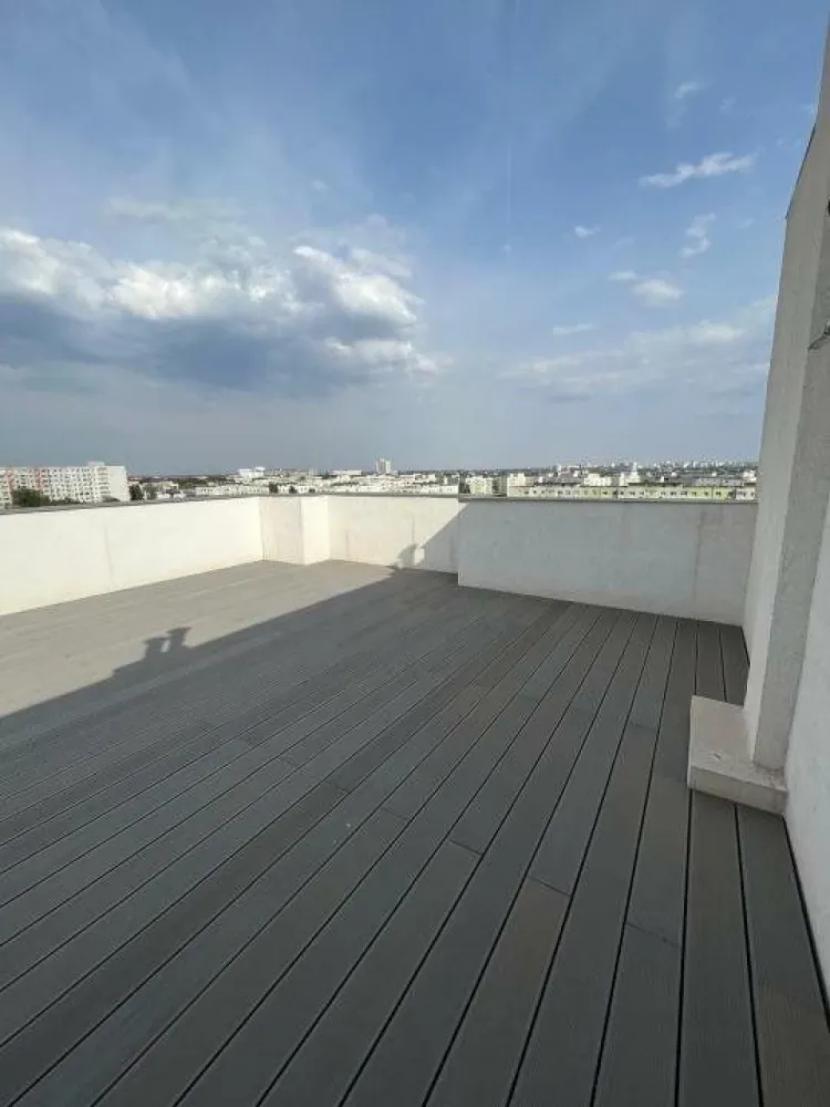 Apartament 3 camere cu terasa, imobil nou Colentina - Apartament 3 Camere cu terasă Preţ: 179.900 euro, pret final persoana fizica Suprafaţă utila: 77 mp Suprafaţă terasă: 65 mp An construcţie: 2023 Locaţie: strada Rascoala 1907 nr.9B, Bucuresti, sector 2 in complexul New Residences Colentina â€“ în apropierea parcurilor Plumbuita si Motodrom, stadionul Juventus, soseaua Colentina, soseaua Fundeni. Oferim spre vânzare un apartament de 3 camere, situat la etajul 8 al unui imobil nou construit, în complexul New Residences Colentina. Apartamentul se remarcă prin spaţiu generos, compartimentare practică şi o terasă spectaculoasă, ideală pentru relaxare, grădinărit sau spaţiu de joacă pentru copii. Compartimentare: â€˘ Living luminos cu acces in bucatarie . â€˘ Dormitor principal: Dormitorul principal beneficiază de multă lumină naturală, oferind un spaţiu de odihnă confortabil şi liniştit. â€˘ Dormitor secundar: Ideal pentru copii, birou sau cameră de oaspeţi. â€˘ Baie principală: Dotată cu obiecte sanitare ROCA, dus tip walk-in cu paravan sticla cu autocuratare. â€˘ Grup sanitar secundar: Perfect pentru oaspeţi sau ca toaletă de serviciu. â€˘ Terasa: Terasă spaţioasă de 65 mp, oferind o vedere panoramică asupra zonei. Ideală pentru relaxare, grătar sau amenajarea unui spaţiu verde. â€˘ Finisaje premium: Parchet clasa 33, aqua stop de 9mm, gresie şi faianţă gama Marazzi, uşi interioare de lemn marca Pinum, ferestre inalte cu tamplarie Salamander 7 camere cu geam tripan. â€˘ Sistem de încălzire: Centrală individuala Buderus, cu radiatoare din otel. â€˘ Aer condiţionat: preinstalare traseu climatizare în fiecare cameră. â€˘ Izolaţie termică şi fonică: Apartamentul beneficiază de o izolaţie excelentă, peretii interiori fiind realizati din caramida Porotherm si asigurând costuri reduse de întreţinere şi confort acustic ridicat. â€˘ Loc de parcare: Apartamentul dispune de un loc de parcare, se poate achizitiona separat. Localizare: â€˘ Acces facil la mijloace de transport în comun. (21, 382, 409, 411). â€˘ Apropiere de scoala si gradinita Spectrum, scoala gimnaziala nr. 39 (5 min) , centre comerciale Veranda Mall (10 minute) si supermaketuri Lidl (5 min) Parcul Motodrom si Plumbuita, Strada Gherghitei (10 min). â€˘ Zona este liniştită, cu spaţii verzi şi infrastructură bine dezvoltată Contact: Pentru mai multe detalii sau pentru a programa o vizionare, vă rugăm să ne contactaţi la