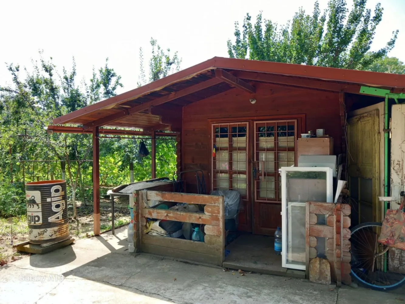 Ag EUROPA vinde teren BERCU ROSU toate utilitatile și casa vacanta. - Agenția EUROPA vinde teren 8 ari cu casuta de vacanta și anexe gospodaresti în BERCU ROSU.