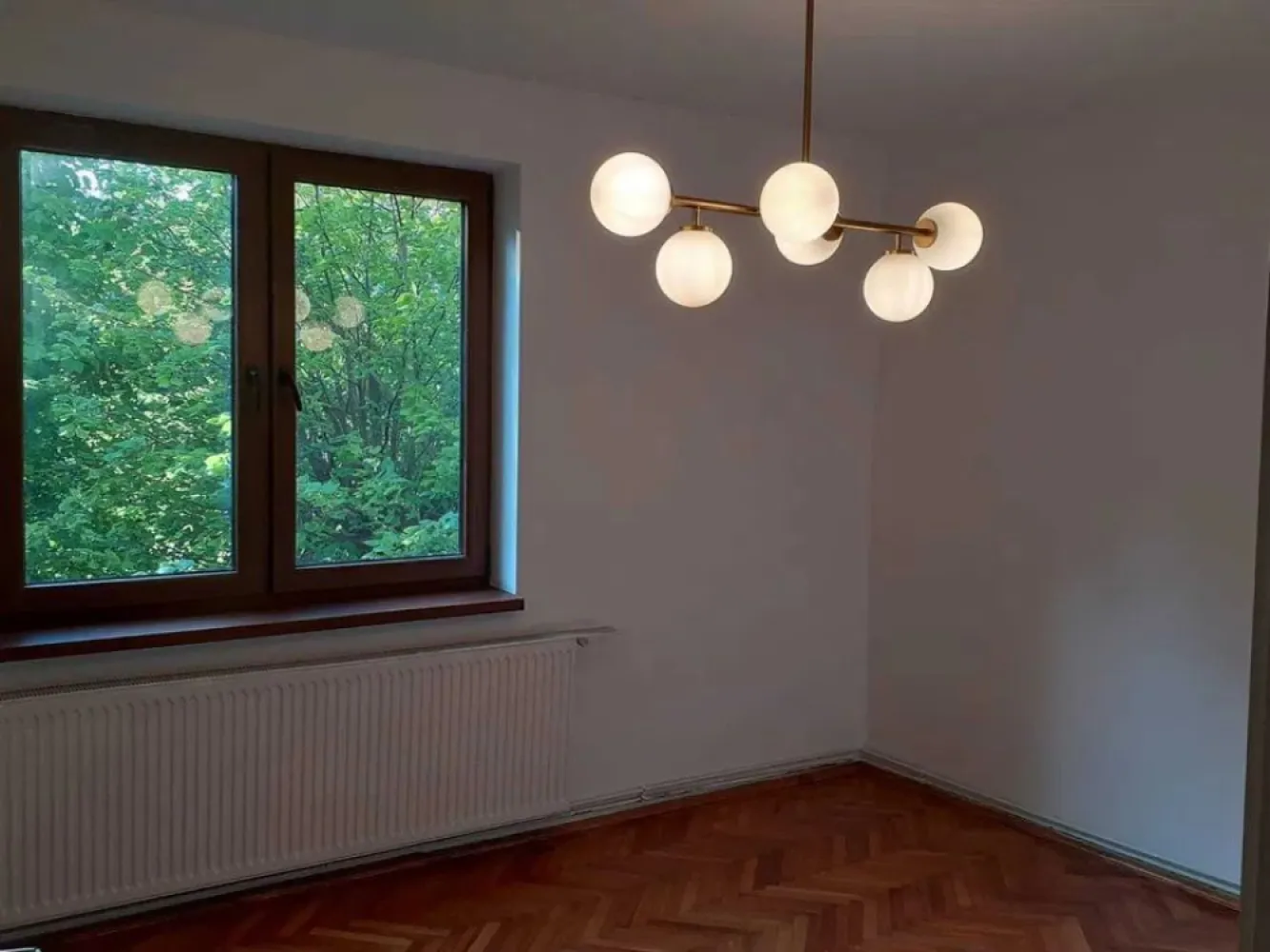 Ag. EUROPA vinde ap. 2 cam. 55mp DECOMANDAT la etajul 1 in Gheorgheni. - Agentia EUROPA vinde apartament cu 2 camere in cart Gheorgheni zona deosebita linistita cu multa verdeata la et.1 din 10 de 55 mp cu intrari separate finisat cu mobila de bucatarie , C.T cu 2 balcoane ,parchet ,aproape de scoala gradinita , magazine si statie autobuz. Ocupabil imediat.