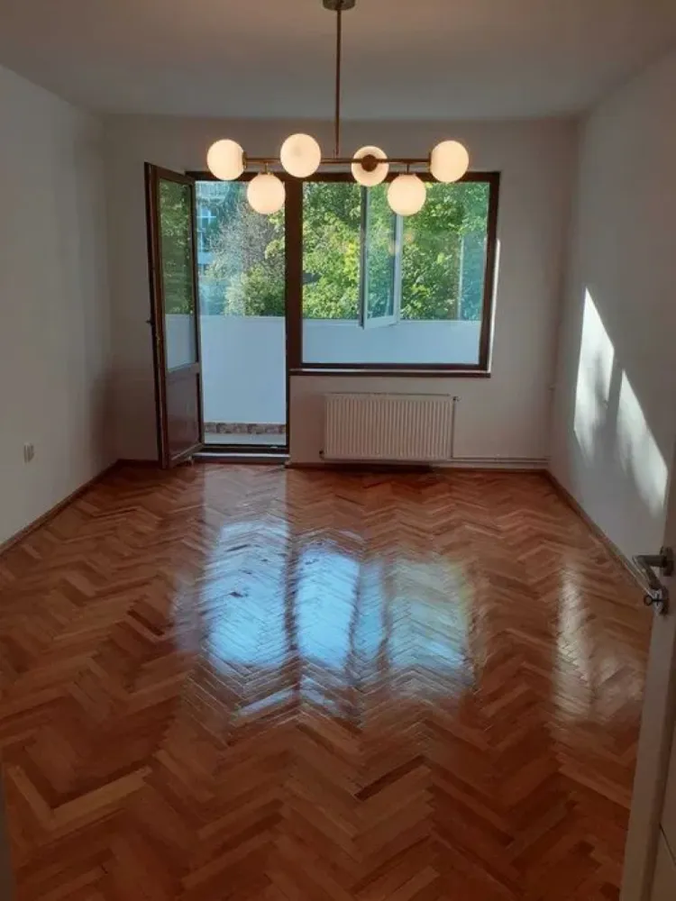 Ag. EUROPA vinde ap. 2 cam. 55mp DECOMANDAT la etajul 1 in Gheorgheni. - Agentia EUROPA vinde apartament cu 2 camere in cart Gheorgheni zona deosebita linistita cu multa verdeata la et.1 din 10 de 55 mp cu intrari separate finisat cu mobila de bucatarie , C.T cu 2 balcoane ,parchet ,aproape de scoala gradinita , magazine si statie autobuz. Ocupabil imediat.