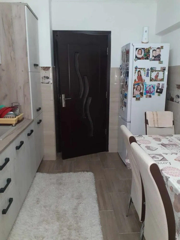 Ag EUROPA vinde ap. 3 cam. 48mp la PARTER în Micro 16.