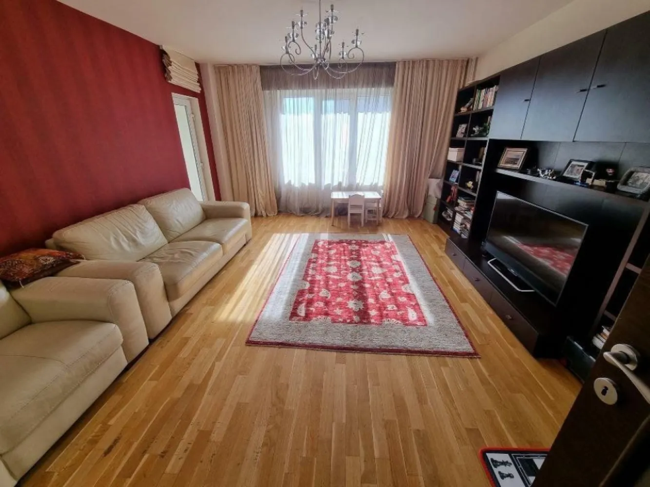 Proprietar vanzare apartament trei camere mobilat/utilat Calea Calarasi, sect 3 - Proprietar vand un apartament de 3 camere, situat la etajul 5 al unui bloc cu 8 niveluri, aflat in sectorul 3 al Capitalei. Blocul a fost construit in anul 1993 si este pozitionat foarte bine in cadrul cartierului, la intersectia Caii Calarasilor cu str. Agricultori. Este situat in apropierea statiei de metrou Piata Muncii si are acces facil la mijloacele de transport in comun si punctele de interes ale zonei. Apartamentul are o suprafata utila de 80mp. Este luminos si aerisit si se afla intr-o stare foarte buna. Este alcatuit dintr-un living modern amenajat, un dormitor matrimonial, un al doilea dormitor, bucatarie mobilata si utilata, o camara incapatoare, baie si toaleta de serviciu. Aceasta a fost transformata in debara(se poate reface cu usurinta). Exista acces la un balcon inchis tip loggie. Apartamentul este mobilat cu bun gust si echipat cu electrocasnice de calitate. Este dotat cu parchet din lemn masiv, usi Pinum, mobila Mobexpert, gresie si faianta SSAB, tamplarie termopan de calitate, aparate de aer conditionat Ariston. Pe hol, exista inca un dulap incapator. Apartamentul se vinde ca atare cu mobila si echipamentele existente incluse in pretul mentionat. Telefon , vă rog sunaţi după ora 15:30. Pret 185.000 Euro, negociabil.