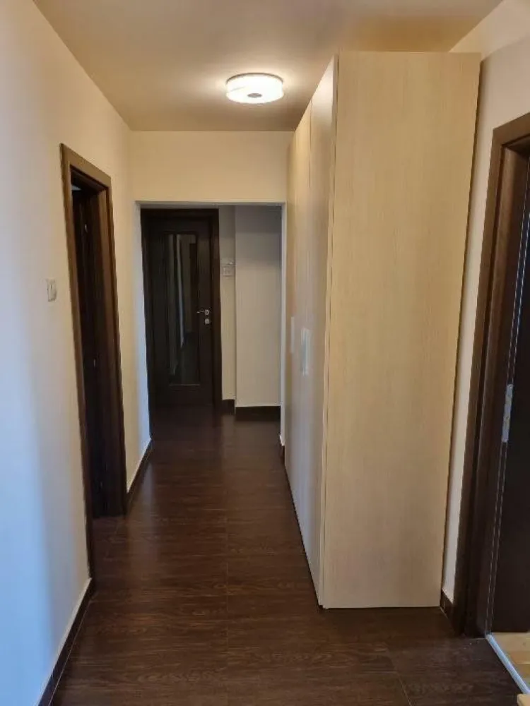 Proprietar vanzare apartament trei camere mobilat/utilat Calea Calarasi, sect 3 - Proprietar vand un apartament de 3 camere, situat la etajul 5 al unui bloc cu 8 niveluri, aflat in sectorul 3 al Capitalei. Blocul a fost construit in anul 1993 si este pozitionat foarte bine in cadrul cartierului, la intersectia Caii Calarasilor cu str. Agricultori. Este situat in apropierea statiei de metrou Piata Muncii si are acces facil la mijloacele de transport in comun si punctele de interes ale zonei. Apartamentul are o suprafata utila de 80mp. Este luminos si aerisit si se afla intr-o stare foarte buna. Este alcatuit dintr-un living modern amenajat, un dormitor matrimonial, un al doilea dormitor, bucatarie mobilata si utilata, o camara incapatoare, baie si toaleta de serviciu. Aceasta a fost transformata in debara(se poate reface cu usurinta). Exista acces la un balcon inchis tip loggie. Apartamentul este mobilat cu bun gust si echipat cu electrocasnice de calitate. Este dotat cu parchet din lemn masiv, usi Pinum, mobila Mobexpert, gresie si faianta SSAB, tamplarie termopan de calitate, aparate de aer conditionat Ariston. Pe hol, exista inca un dulap incapator. Apartamentul se vinde ca atare cu mobila si echipamentele existente incluse in pretul mentionat. Telefon , vă rog sunaţi după ora 15:30. Pret 185.000 Euro, negociabil.