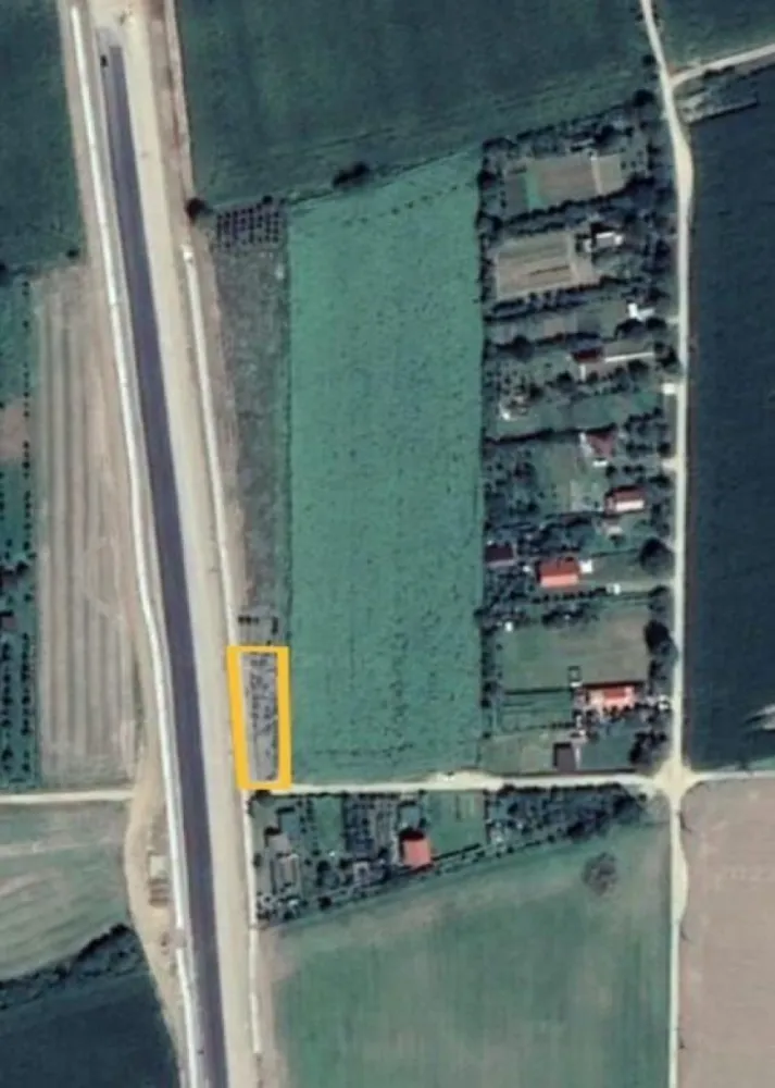 Teren 500 m2 Drumul Careiului - Agentia Imobiliara Quantus va ofera spre vanzare Teren cu pomi fructiferi si tuya imprejmuit. Accesul este pe langa Hotel Dana (Drumul Careiului) , pe un drum de dale pana in fata terenului. Pretul 11500 Euro usor negociabil. Pentru alte detalii contactati-ne pe numarul de telefon : 0757679700 Nicu sau 0741541338 Edina .