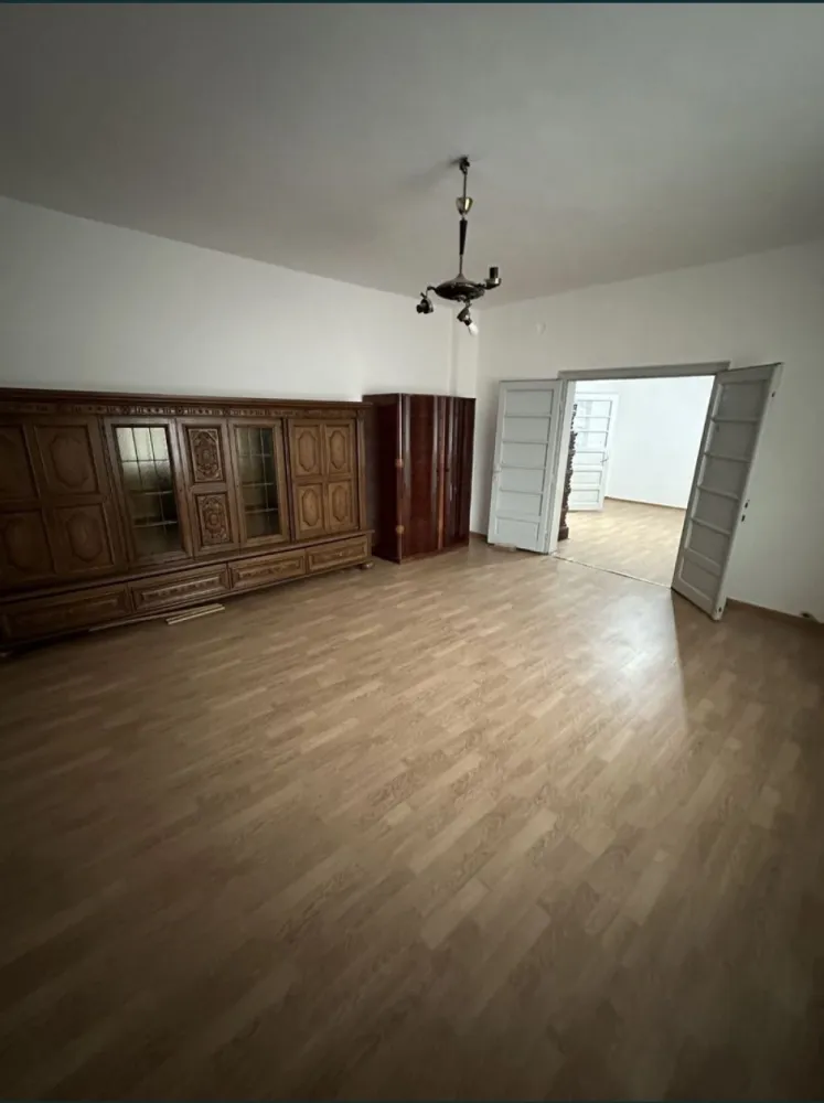 BRASADAS vinde PARTERUL unei case in zona Botizului. - Agenția imobiliara BRASADAS vinde PARTERUL unei case in zona Botizului compus din 3 camere, o bucătărie, o baie, hol, cămară, cu suprafata utila de 90mp. Are doua intrări separate de cea a vecinilor, curte, grădină, pivniță.