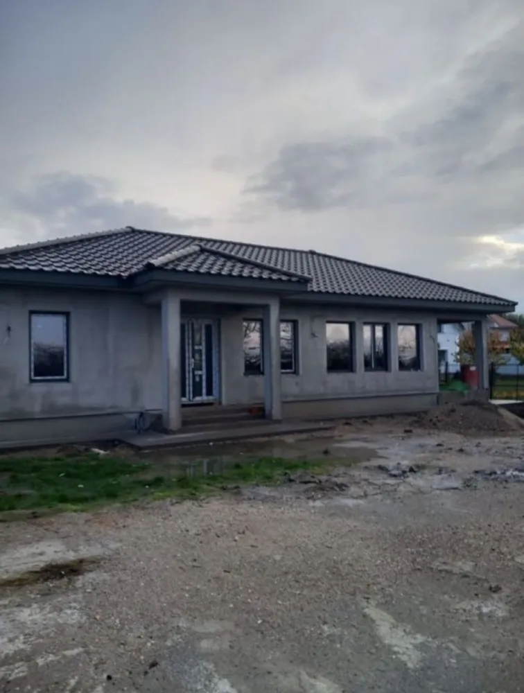 Vand casa in Balta Blonda - Vând casă semifinisata în Balta Blondă la strada principală,cu acces la curent,apă,gaz si canalizare.Geamuri Rehau cu 3 sticle,țiglă Creaton, impejmuita,suprafață teren 600m pătrați. Pt informații sunați la nr 07******70.