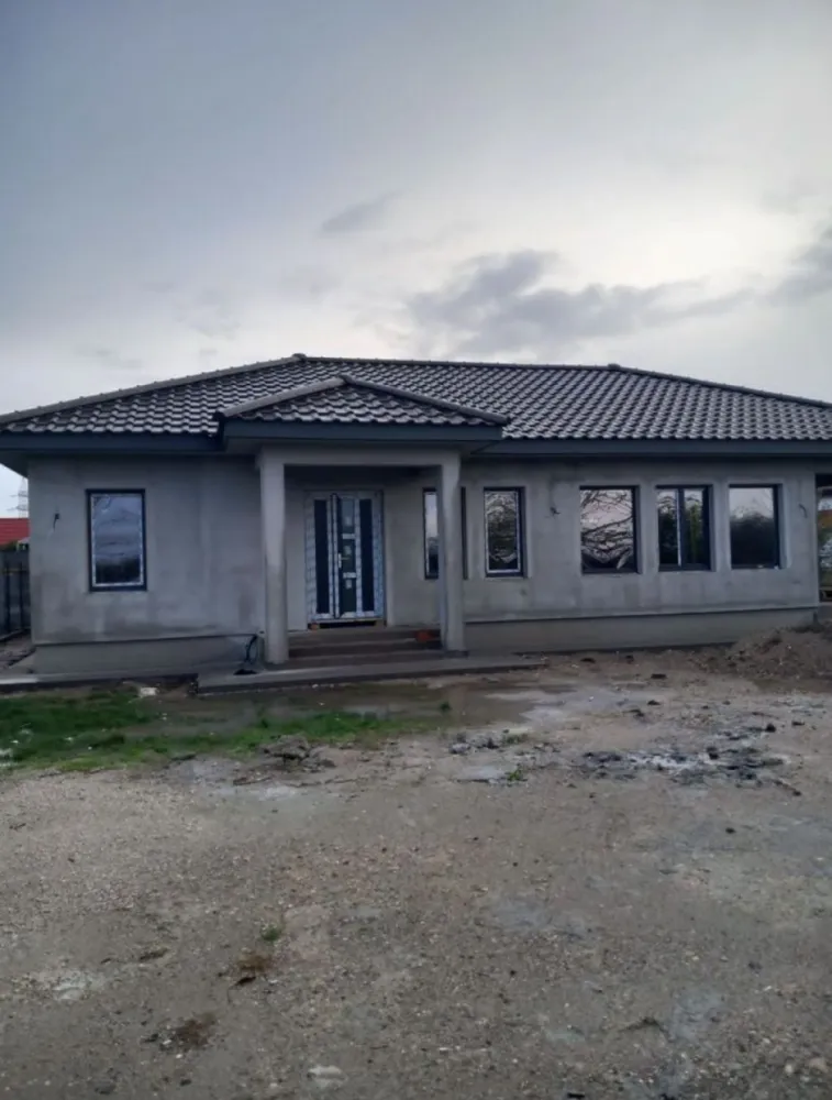 Vand casa in Balta Blonda - Vând casă semifinisata în Balta Blondă la strada principală,cu acces la curent,apă,gaz si canalizare.Geamuri Rehau cu 3 sticle,țiglă Creaton, impejmuita,suprafață teren 600m pătrați. Pt informații sunați la nr 07******70.