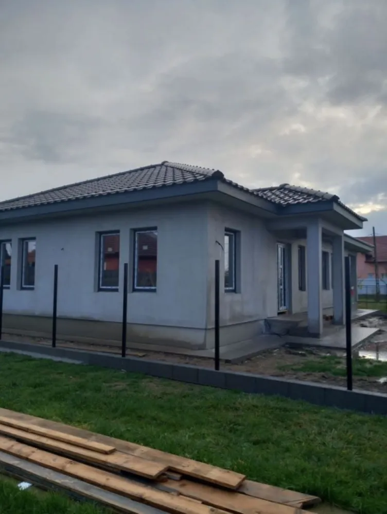 Vand casa in Balta Blonda - Vând casă semifinisata în Balta Blondă la strada principală,cu acces la curent,apă,gaz si canalizare.Geamuri Rehau cu 3 sticle,țiglă Creaton, impejmuita,suprafață teren 600m pătrați. Pt informații sunați la nr 07******70.