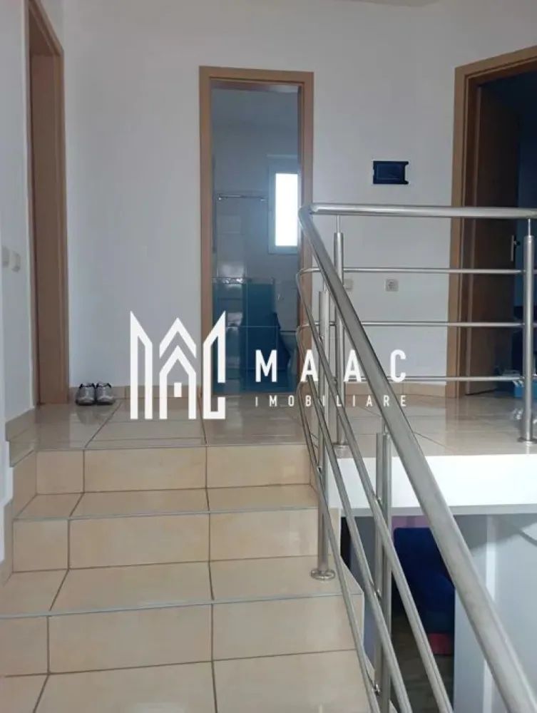 Casă individuala | Teren 500 mp I Terase I Garaj I Șura Mică - Casă modernă în Complexul Rezidențial Eden, Șura Mică – spațiu, lumină și confort la doar câteva minute de Sibiu MAAC Imobiliare vă propune spre vânzare o casă individuală, teren de 500 mp, perfectă pentru familii sau pentru cei care își doresc un stil de viață liniștit, în apropierea orașului, fără a renunța la confortul urban. Proprietatea este situată în apreciatul complex rezidențial Eden, la ieșirea din Șura Mică spre Ocna Sibiului – o zonă aerisită, verde și în continuă dezvoltare. Descrierea proprietății Parter – Zona de zi generoasă și luminoasă Bucătărie modernă foarte spațioasă (9 mp) Cameră de depozitare / cămară Living amplu de 30 mp, cu deschidere directă spre terasa exterioară Loc special pentru luat masa Toaletă de serviciu Spațiu dedicat pentru mașina de spălat Parterul este conceput pentru confort și interacțiune, beneficiind de lumină naturală abundentă și o trecere armonioasă către terasa perfectă pentru relaxare. Etaj – Intimitate și confort pentru întreaga familie 3 dormitoare elegante, fiecare cu terasă proprie 2 băi: una comună + una en-suite, dedicată dormitorului matrimonial Compartimentarea este gândită astfel încât să ofere intimitate, spațiu și acces direct la aer liber pentru fiecare membru al familiei. Garaj spațios – 45 mp Un garaj generos, potrivit pentru parcare, depozitare sau chiar amenajarea unui mic atelier. Spațiul suplimentar îți oferă flexibilitate totală. Dotări și avantaje Sistem de încălzire dual: centrală termică pe gaz sobă hidraulică – pentru eficiență sporită și atmosferă plăcută Compartimentare atent gândită, spații luminoase și bine definite Localizare excelentă: aproape de transport public, magazine, servicii și facilități urbane Zonă ideală pentru familii și pentru cei care doresc liniște, spațiu și apropiere de natură Finisaje de calitate Terase la fiecare dormitor – raritate pe piață Spații generoase și distribuție inteligentă Complex rezidențial liniștit și bine poziționat Acces rapid către Sibiu și Ocna Sibiului Pentru detalii suplimentare, consultanță sau programarea unei vizionări, va rugăm să ne contactati specificand ID: CP2744002. }}