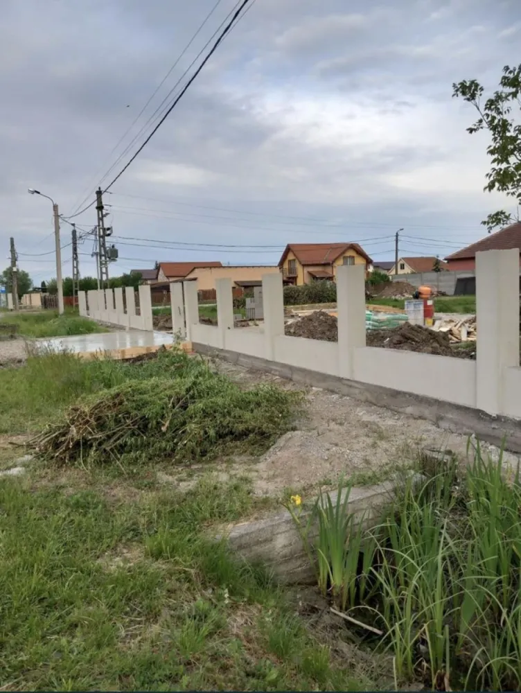 Vand casa in Balta Blonda - Vând casă semifinisata în Balta Blondă la strada principală,cu acces la curent,apă,gaz si canalizare.Geamuri Rehau cu 3 sticle,țiglă Creaton, impejmuita,suprafață teren 600m pătrați. Pt informații sunați la nr 07******70.