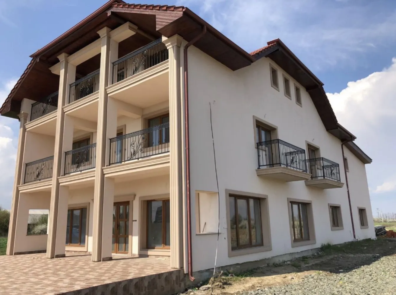 Pensiune/Hotel de vanzare - Vind pensiune , hotel neterminat teren 68 de ari intravilant 12 camere cu bai detin materialele petru terminat bai (gresi dusuri wc parchet holuri adezivi )doar trebe terminata manopera Suprafata cladire 700 mp persoana fizica 195000 neg
