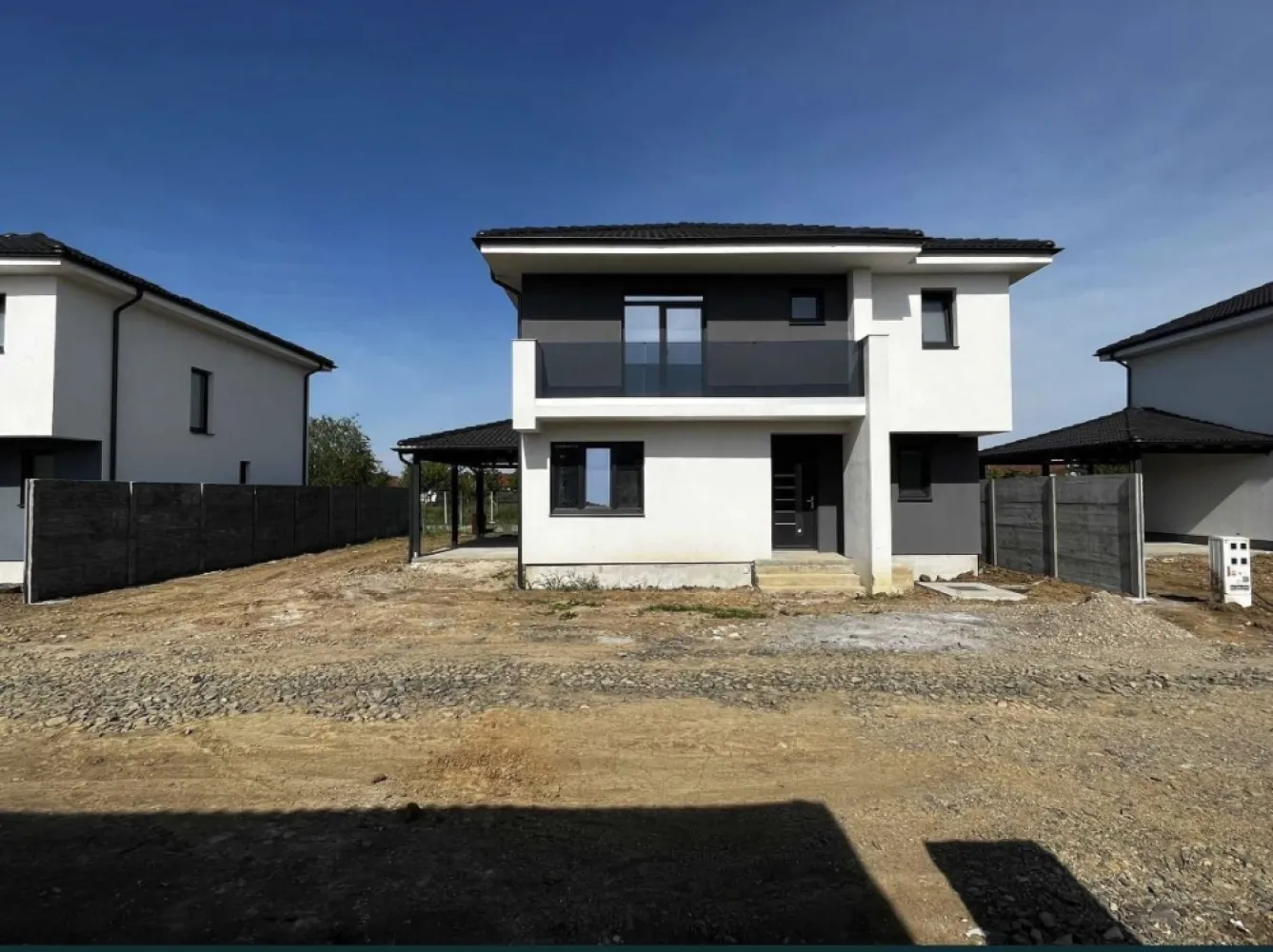 Vand Casa Drumul Odoreului, 125 Mp utili! - Proprietar, Vand Casa noua , Zona Odoreului Cartier Iris 2 , vizavi de sala de nunta Suprafata construita este de 155mp , utila de 125,5 mp + 40 mp terasa si garaj acoperit , gata finisat , vopsit in Alb Suprafata terenului este de 340 mp Casa se preda in urmatoarele conditii : - toate utilitatile , Curent , Gaz , apa , canal , RDS Gard din placi de beton despartitoare intre case - Interior tencuit, gletuit si Vopsit Alb -Geamuri termopan Rehau Synego cu 7 camere ,3 sticla si 3 garnituri + pervaze interior si exterior - Instalatie electrica -instalatie sanitara cu incalzire in pardosea la parter si etaj - Exterior izolat cu polistiren de 10 cm + silicat - Balustrada din sticla securizata si laminata de 16 mm Compartimentare parter -Hol , -Living , -bucatarie , -baie , -terasa si garaj Compartimentare etaj - 3 dormitoare -1 baie -1 dresing -hol + urcare in pod Pt informatii 0 ************************ 2