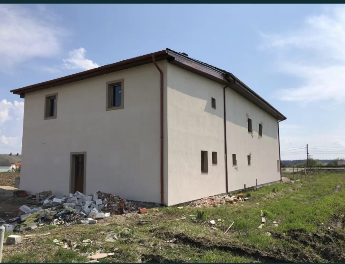Pensiune/Hotel de vanzare - Vind pensiune , hotel neterminat teren 68 de ari intravilant 12 camere cu bai detin materialele petru terminat bai (gresi dusuri wc parchet holuri adezivi )doar trebe terminata manopera Suprafata cladire 700 mp persoana fizica 195000 neg