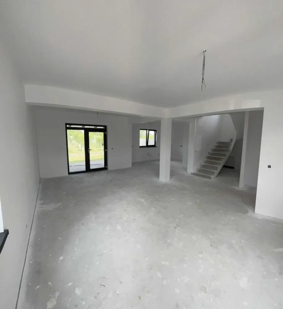 Vand Casa Drumul Odoreului, 125 Mp utili! - Proprietar, Vand Casa noua , Zona Odoreului Cartier Iris 2 , vizavi de sala de nunta Suprafata construita este de 155mp , utila de 125,5 mp + 40 mp terasa si garaj acoperit , gata finisat , vopsit in Alb Suprafata terenului este de 340 mp Casa se preda in urmatoarele conditii : - toate utilitatile , Curent , Gaz , apa , canal , RDS Gard din placi de beton despartitoare intre case - Interior tencuit, gletuit si Vopsit Alb -Geamuri termopan Rehau Synego cu 7 camere ,3 sticla si 3 garnituri + pervaze interior si exterior - Instalatie electrica -instalatie sanitara cu incalzire in pardosea la parter si etaj - Exterior izolat cu polistiren de 10 cm + silicat - Balustrada din sticla securizata si laminata de 16 mm Compartimentare parter -Hol , -Living , -bucatarie , -baie , -terasa si garaj Compartimentare etaj - 3 dormitoare -1 baie -1 dresing -hol + urcare in pod Pt informatii 0 ************************ 2