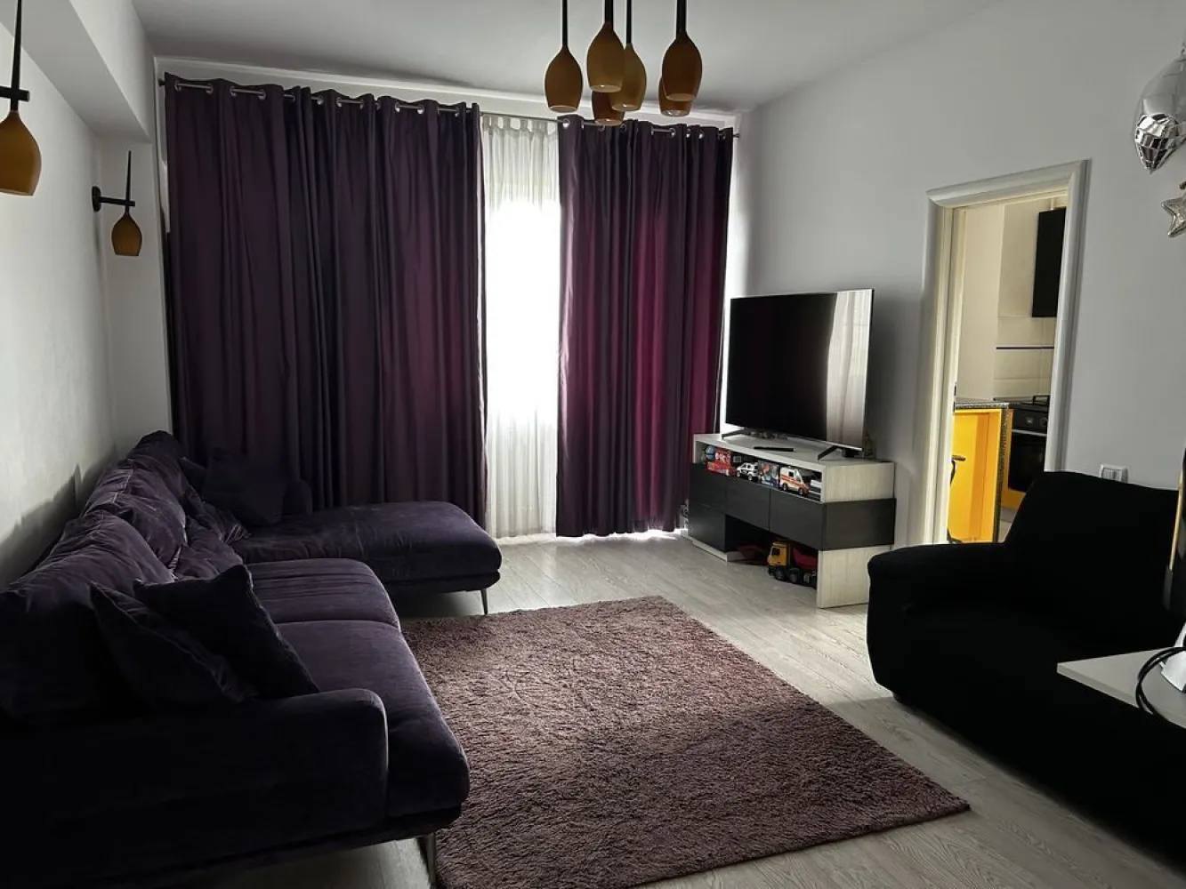 3 Camere | Tineretului City | utilat&mobilat + parcare s1 - Direct de la proprietar, fara agentii, va oferim un apartament de 3 camere in ansamblul Tineretului City pe Calea Vacaresti | Bucuresti, vis a vis de Parcul Tineretului, Delta Vacaresti, Mall Sun Plaza si Metrou Piata Sudului - magistrala 2, cu mijloace de transport STB | tramvai 1&10, autobuz 312, 313, 381, 133 sau troileibuz 76, 97 chiar in fata blocului, plus statia de Metrou Mihai Bravu - magistrala 2 in apropiere. Imobil cu vechime din anul 2017, cu exterioare si interioare de caramida Porotherm, tamplarie Salamander gri, lifturi moderne de ultima generatie Schindler, acces interfon video, etc. Apartamentul are 1 living generos, 1 bucatarie mare patrata, 2 dormitoare dintre care unul cu acces la baia mare, 1 alt grup sanitar cu dus, centrala termica pe gaz Immergas, complet mobilat si utilat dupa cum urmeaza: baile sunt utilate cu Grohe, Ideal, Roca, Romstal; mobilierul din bucatarie este facut pe comanda si este vopsit lucios, utilitati Gorenje, Samsung, Whirlpool; in living si dormitoare mobilierul este Euromobila si Ikea, 1 TV de 138cm Phillips Ambilight; instalatii electrice Schneider; mobilierul a fost achizitionat progresiv, cele mai recente achizitii in 2024. Pretul include si un loc de parcare la Subsol 1, care este deasupra nivelului strazii, acest imobil detine 3 etaje cu parcare, al nostru se afla la cel intermediar. Pretul este oarecum cel final, iar in cazul in care se doreste ne-mobilat&utilat; se mai poate negocia. Pentru mai multe detalii va rugam sa ne contactati telefonic sau prin mesaje, de preferat intre orele 12:00 - 21:00, iar pentru vizionare doar sambata si duminica. Va rugam sa ne respectati alegerea noastra de a vinde acest apartament fara intermediari si sa nu preluati pozele si detaliile acestui anunt. Totusi, in cazul in care o agentie imobiliara are un client, putem oferi un comision de maxim 1,5% din pretul final de vanzare, in baza unui contract.