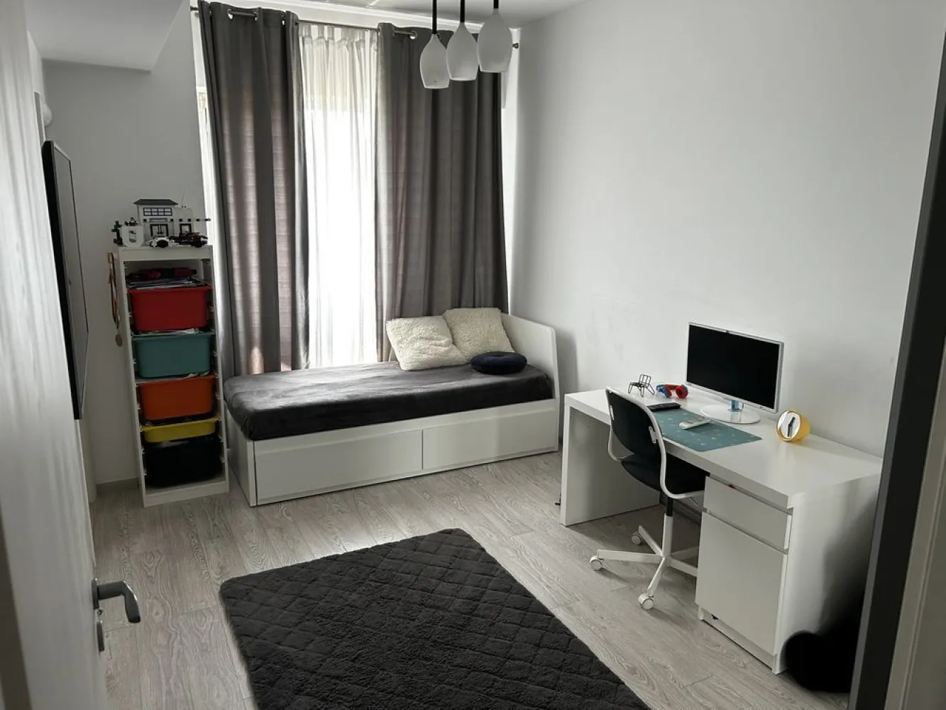 3 Camere | Tineretului City | utilat&mobilat + parcare s1 - Direct de la proprietar, fara agentii, va oferim un apartament de 3 camere in ansamblul Tineretului City pe Calea Vacaresti | Bucuresti, vis a vis de Parcul Tineretului, Delta Vacaresti, Mall Sun Plaza si Metrou Piata Sudului - magistrala 2, cu mijloace de transport STB | tramvai 1&10, autobuz 312, 313, 381, 133 sau troileibuz 76, 97 chiar in fata blocului, plus statia de Metrou Mihai Bravu - magistrala 2 in apropiere. Imobil cu vechime din anul 2017, cu exterioare si interioare de caramida Porotherm, tamplarie Salamander gri, lifturi moderne de ultima generatie Schindler, acces interfon video, etc. Apartamentul are 1 living generos, 1 bucatarie mare patrata, 2 dormitoare dintre care unul cu acces la baia mare, 1 alt grup sanitar cu dus, centrala termica pe gaz Immergas, complet mobilat si utilat dupa cum urmeaza: baile sunt utilate cu Grohe, Ideal, Roca, Romstal; mobilierul din bucatarie este facut pe comanda si este vopsit lucios, utilitati Gorenje, Samsung, Whirlpool; in living si dormitoare mobilierul este Euromobila si Ikea, 1 TV de 138cm Phillips Ambilight; instalatii electrice Schneider; mobilierul a fost achizitionat progresiv, cele mai recente achizitii in 2024. Pretul include si un loc de parcare la Subsol 1, care este deasupra nivelului strazii, acest imobil detine 3 etaje cu parcare, al nostru se afla la cel intermediar. Pretul este oarecum cel final, iar in cazul in care se doreste ne-mobilat&utilat; se mai poate negocia. Pentru mai multe detalii va rugam sa ne contactati telefonic sau prin mesaje, de preferat intre orele 12:00 - 21:00, iar pentru vizionare doar sambata si duminica. Va rugam sa ne respectati alegerea noastra de a vinde acest apartament fara intermediari si sa nu preluati pozele si detaliile acestui anunt. Totusi, in cazul in care o agentie imobiliara are un client, putem oferi un comision de maxim 1,5% din pretul final de vanzare, in baza unui contract.
