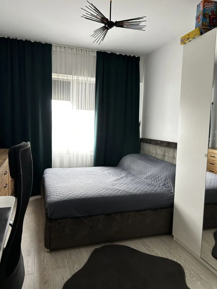 3 Camere | Tineretului City | utilat&mobilat + parcare s1 - Direct de la proprietar, fara agentii, va oferim un apartament de 3 camere in ansamblul Tineretului City pe Calea Vacaresti | Bucuresti, vis a vis de Parcul Tineretului, Delta Vacaresti, Mall Sun Plaza si Metrou Piata Sudului - magistrala 2, cu mijloace de transport STB | tramvai 1&10, autobuz 312, 313, 381, 133 sau troileibuz 76, 97 chiar in fata blocului, plus statia de Metrou Mihai Bravu - magistrala 2 in apropiere. Imobil cu vechime din anul 2017, cu exterioare si interioare de caramida Porotherm, tamplarie Salamander gri, lifturi moderne de ultima generatie Schindler, acces interfon video, etc. Apartamentul are 1 living generos, 1 bucatarie mare patrata, 2 dormitoare dintre care unul cu acces la baia mare, 1 alt grup sanitar cu dus, centrala termica pe gaz Immergas, complet mobilat si utilat dupa cum urmeaza: baile sunt utilate cu Grohe, Ideal, Roca, Romstal; mobilierul din bucatarie este facut pe comanda si este vopsit lucios, utilitati Gorenje, Samsung, Whirlpool; in living si dormitoare mobilierul este Euromobila si Ikea, 1 TV de 138cm Phillips Ambilight; instalatii electrice Schneider; mobilierul a fost achizitionat progresiv, cele mai recente achizitii in 2024. Pretul include si un loc de parcare la Subsol 1, care este deasupra nivelului strazii, acest imobil detine 3 etaje cu parcare, al nostru se afla la cel intermediar. Pretul este oarecum cel final, iar in cazul in care se doreste ne-mobilat&utilat; se mai poate negocia. Pentru mai multe detalii va rugam sa ne contactati telefonic sau prin mesaje, de preferat intre orele 12:00 - 21:00, iar pentru vizionare doar sambata si duminica. Va rugam sa ne respectati alegerea noastra de a vinde acest apartament fara intermediari si sa nu preluati pozele si detaliile acestui anunt. Totusi, in cazul in care o agentie imobiliara are un client, putem oferi un comision de maxim 1,5% din pretul final de vanzare, in baza unui contract.